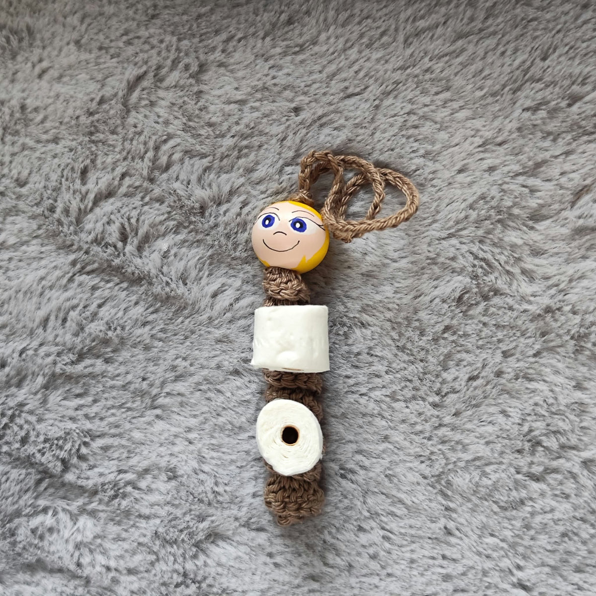 Die tragende Rolle – Handgehäkeltes Sorgenwürmchen mit Klopapier