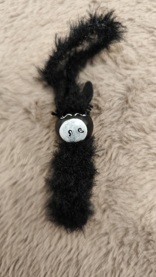 🖤 Sorgenwürmchen „Rappstute“ – elegant & besonders