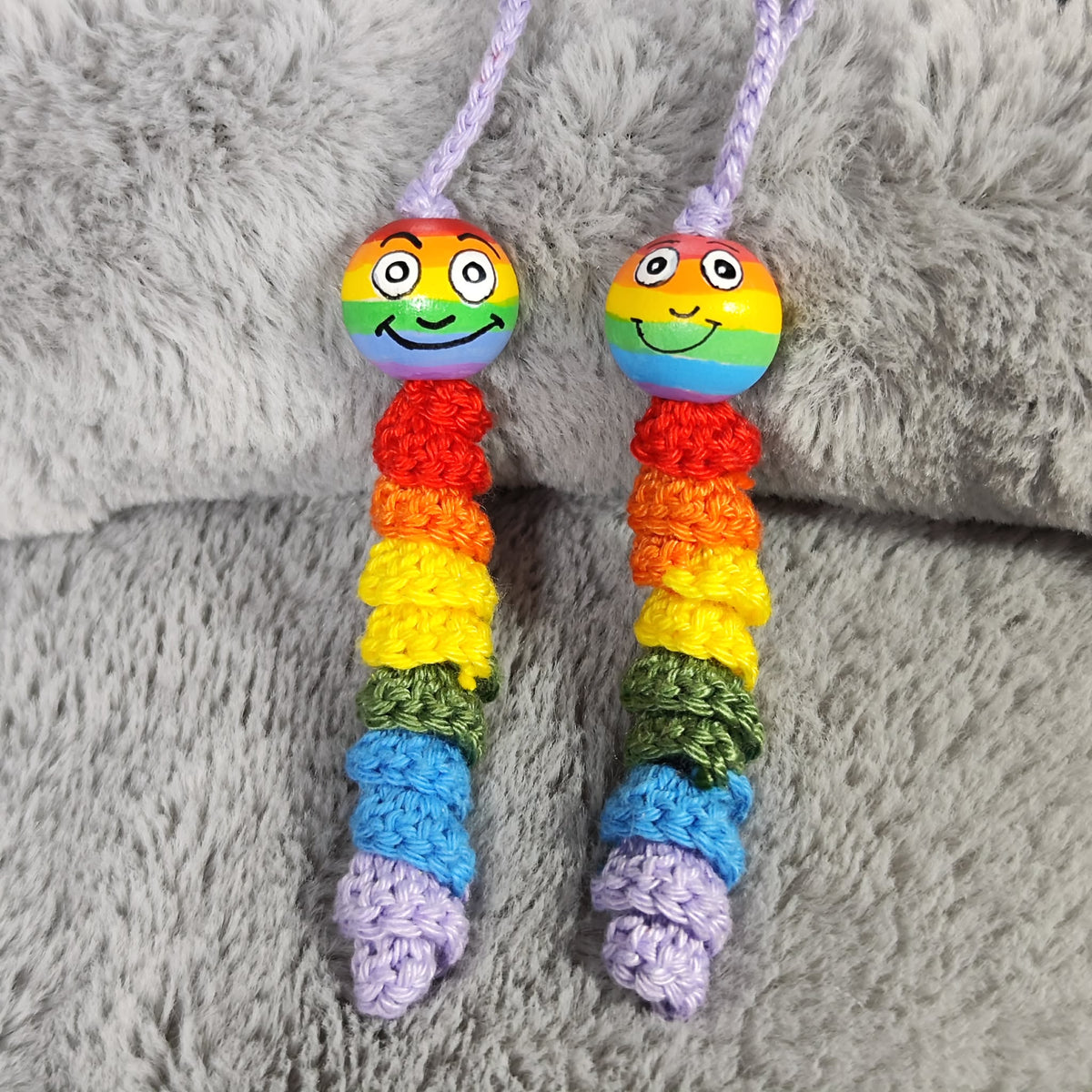 Regenbogen – Handgehäkeltes Sorgenwürmchen | Bunt von Kopf bis Fuß