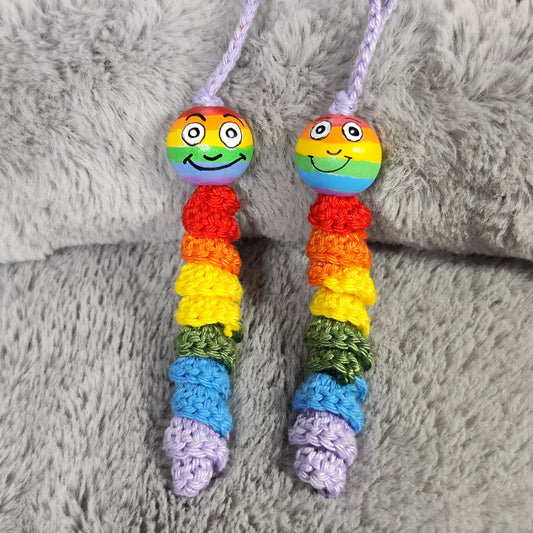 Regenbogen – Handgehäkeltes Sorgenwürmchen | Bunt von Kopf bis Fuß