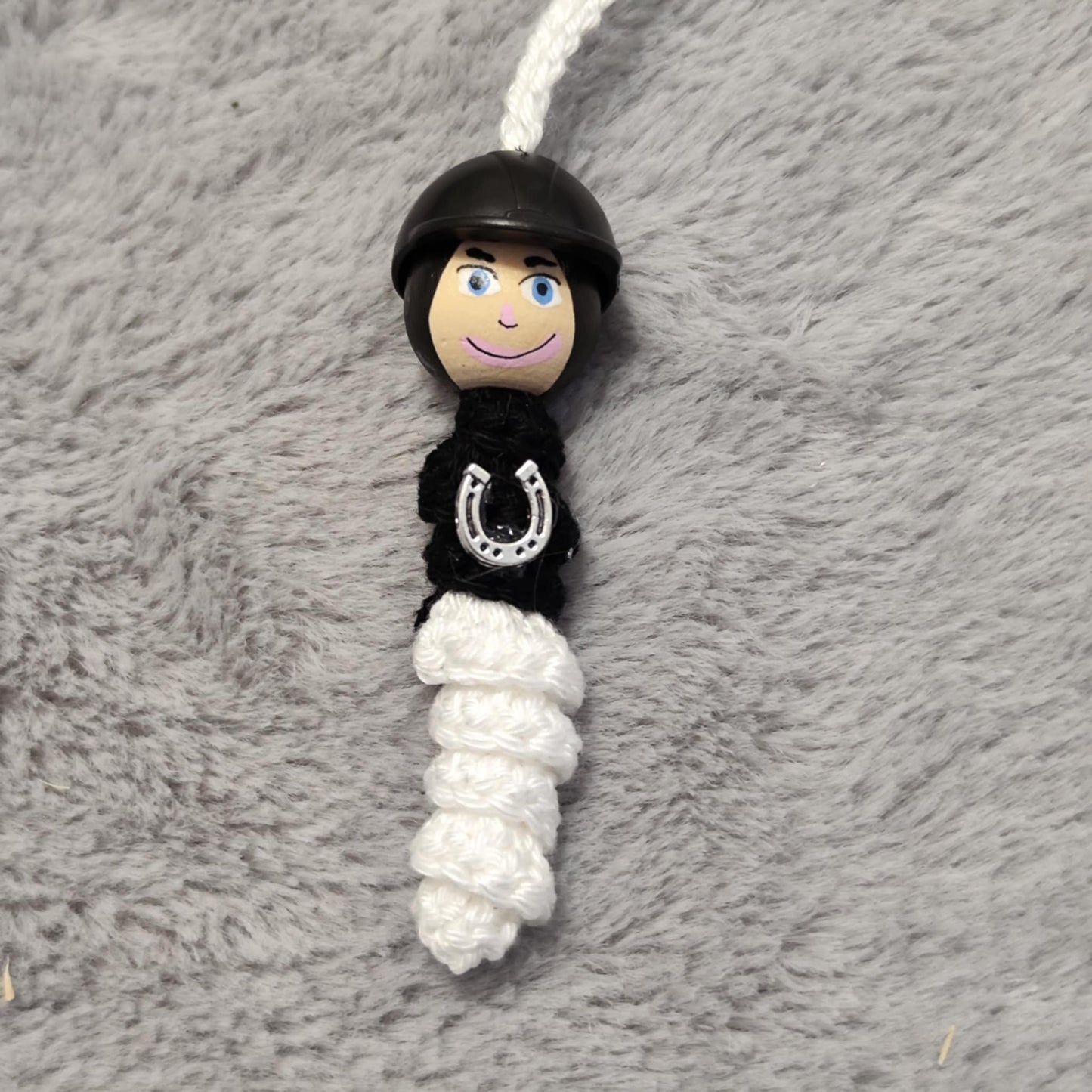 Reiter/in – Handgehäkeltes Sorgenwürmchen mit Reithelm