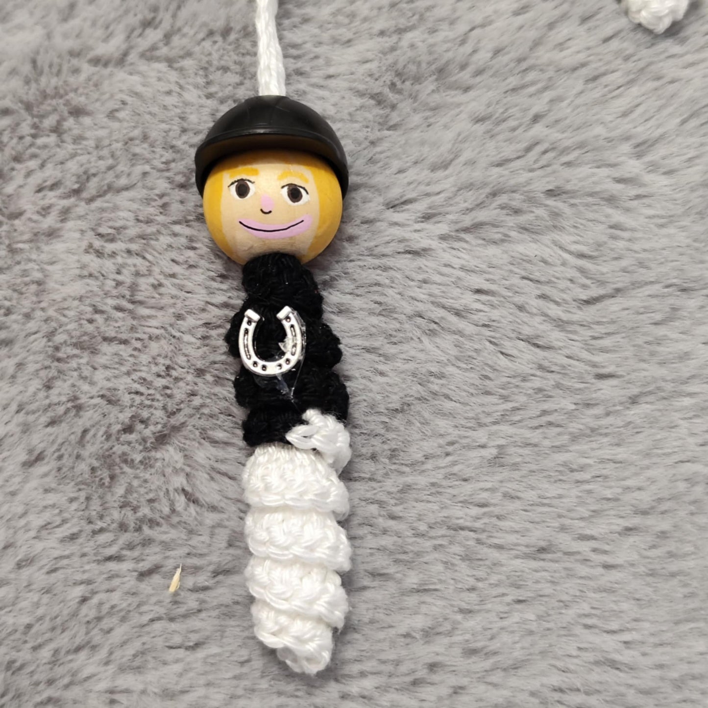 Reiter/in – Handgehäkeltes Sorgenwürmchen mit Reithelm