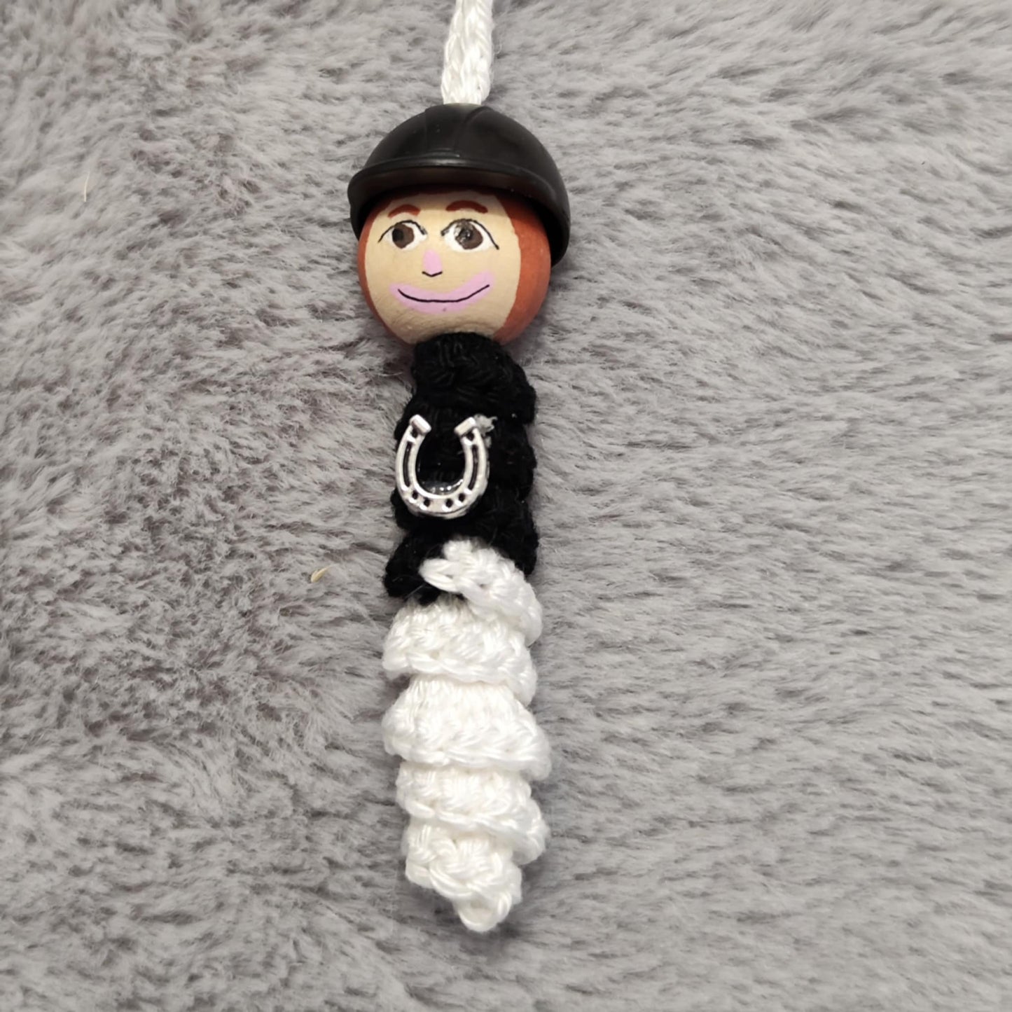 Reiter/in – Handgehäkeltes Sorgenwürmchen mit Reithelm