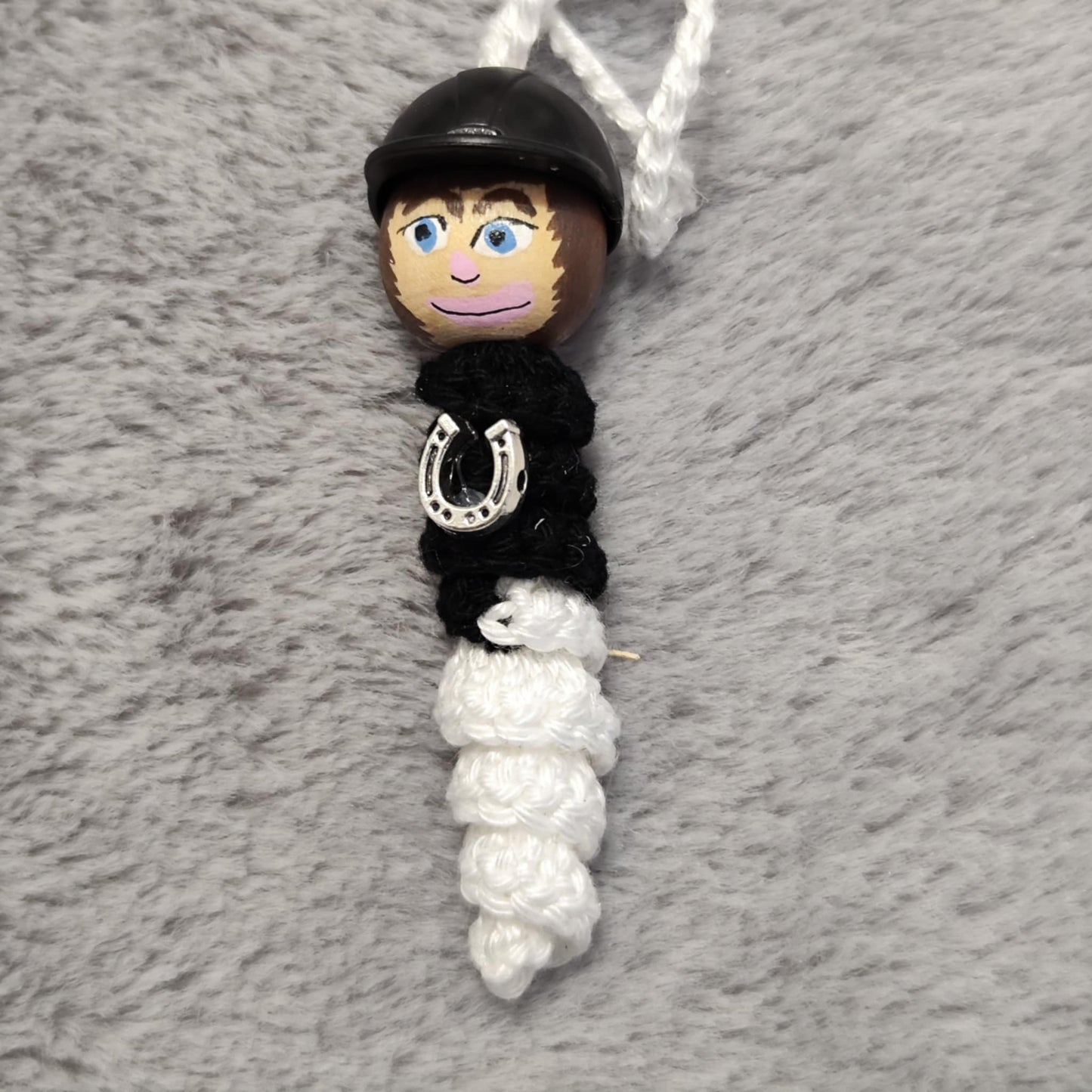 Reiter/in – Handgehäkeltes Sorgenwürmchen mit Reithelm