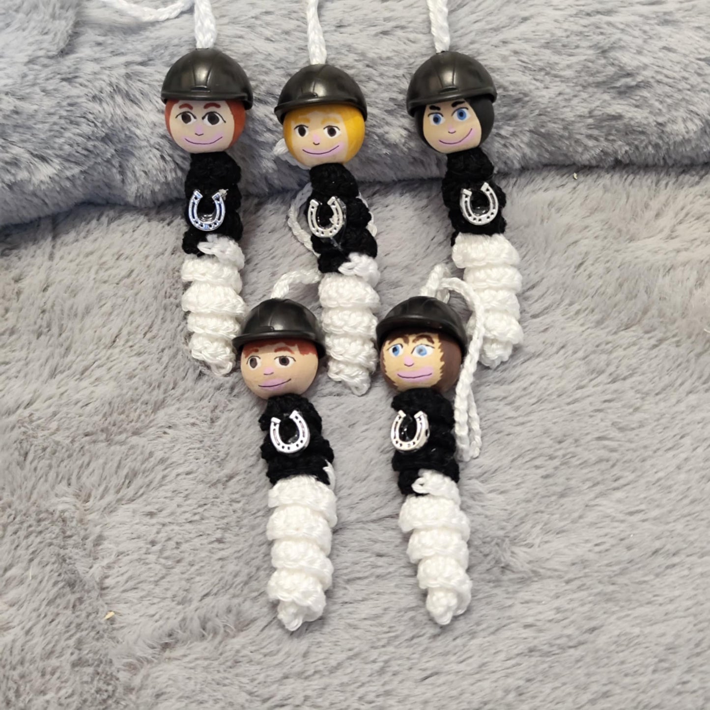 Reiter/in – Handgehäkeltes Sorgenwürmchen mit Reithelm