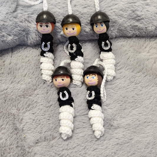 Reiter/in – Handgehäkeltes Sorgenwürmchen mit Reithelm