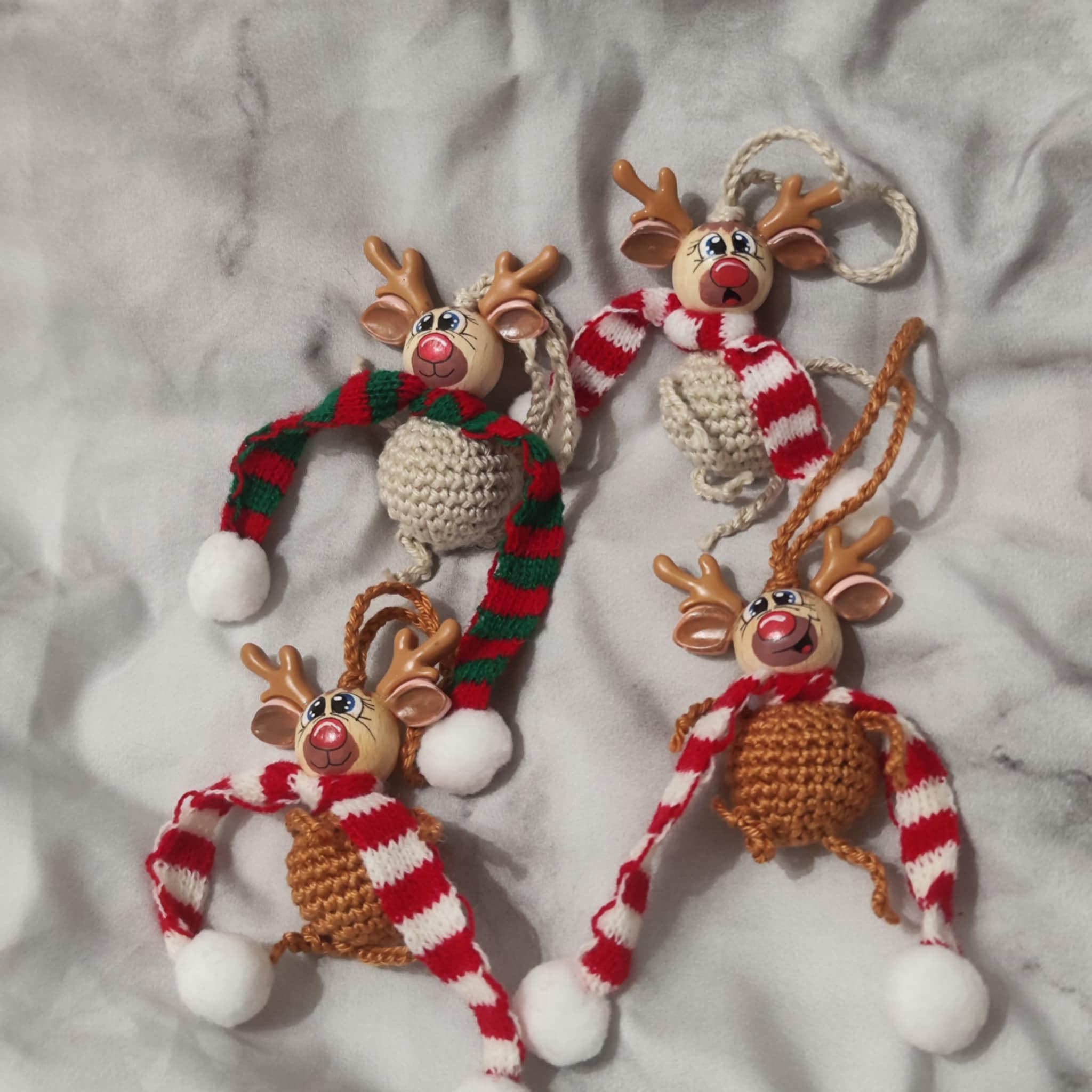 🦌 Rentier-Sorgenwürmchen – Christbaumanhänger mit Herz & Charakter