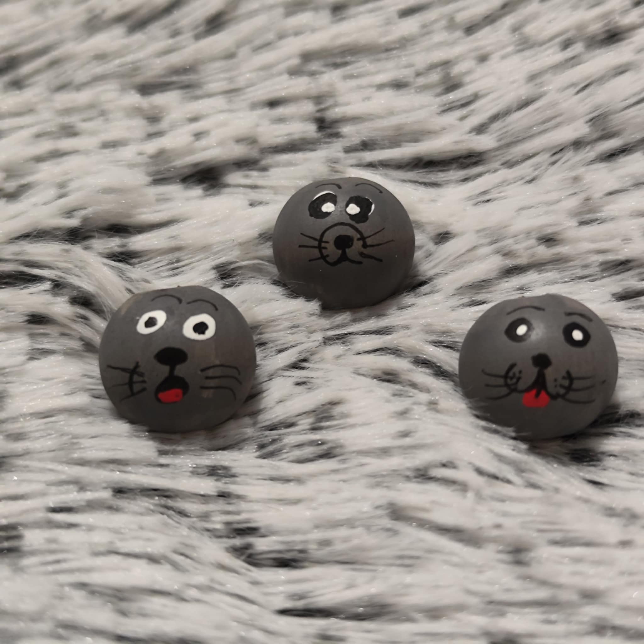 Robben 3er-Set – handbemalte Holzköpfchen mit maritimem Charme, 2 cm