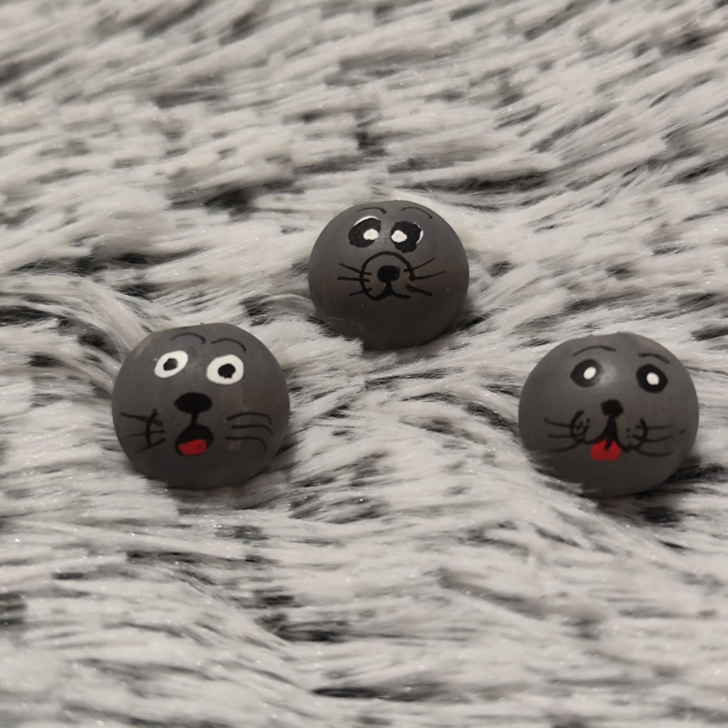 Robben 3er-Set – handbemalte Holzköpfchen mit maritimem Charme, 2 cm