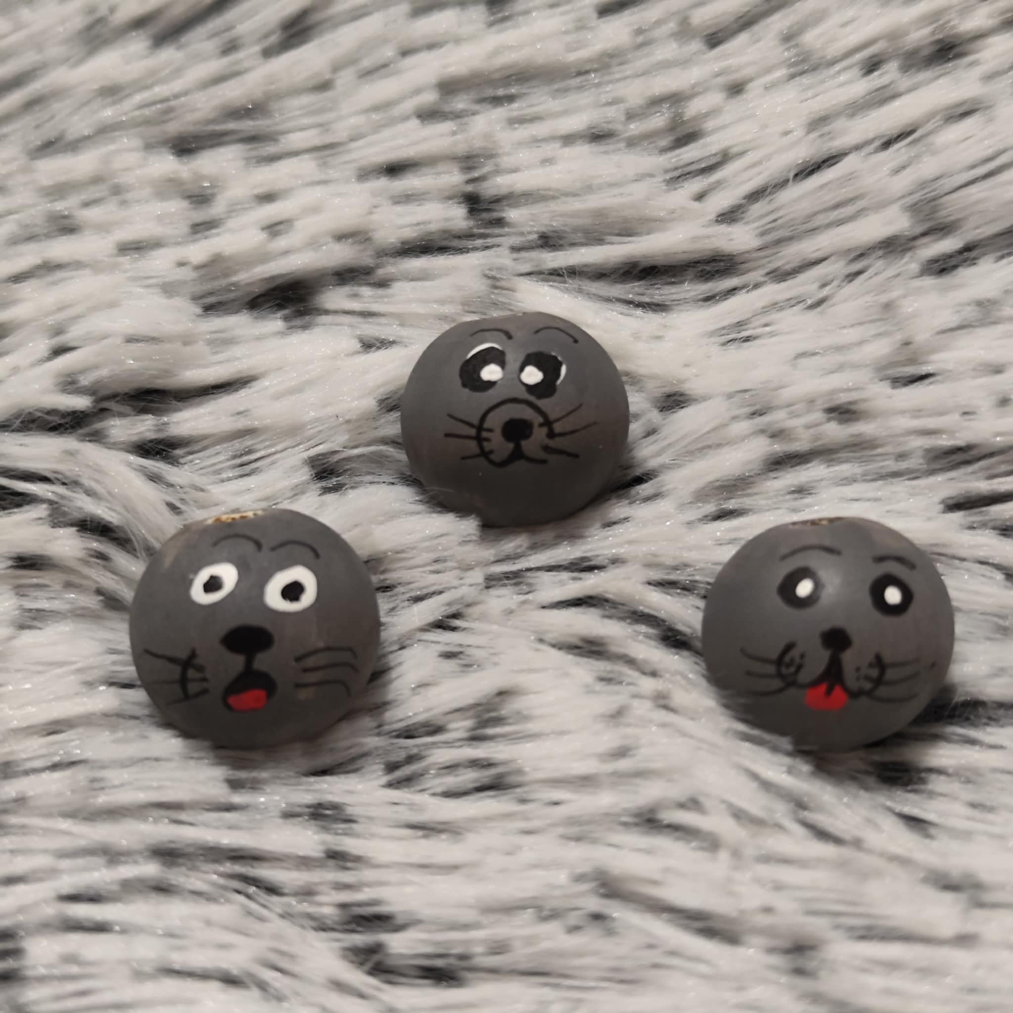 Robben 3er-Set – handbemalte Holzköpfchen mit maritimem Charme, 2 cm