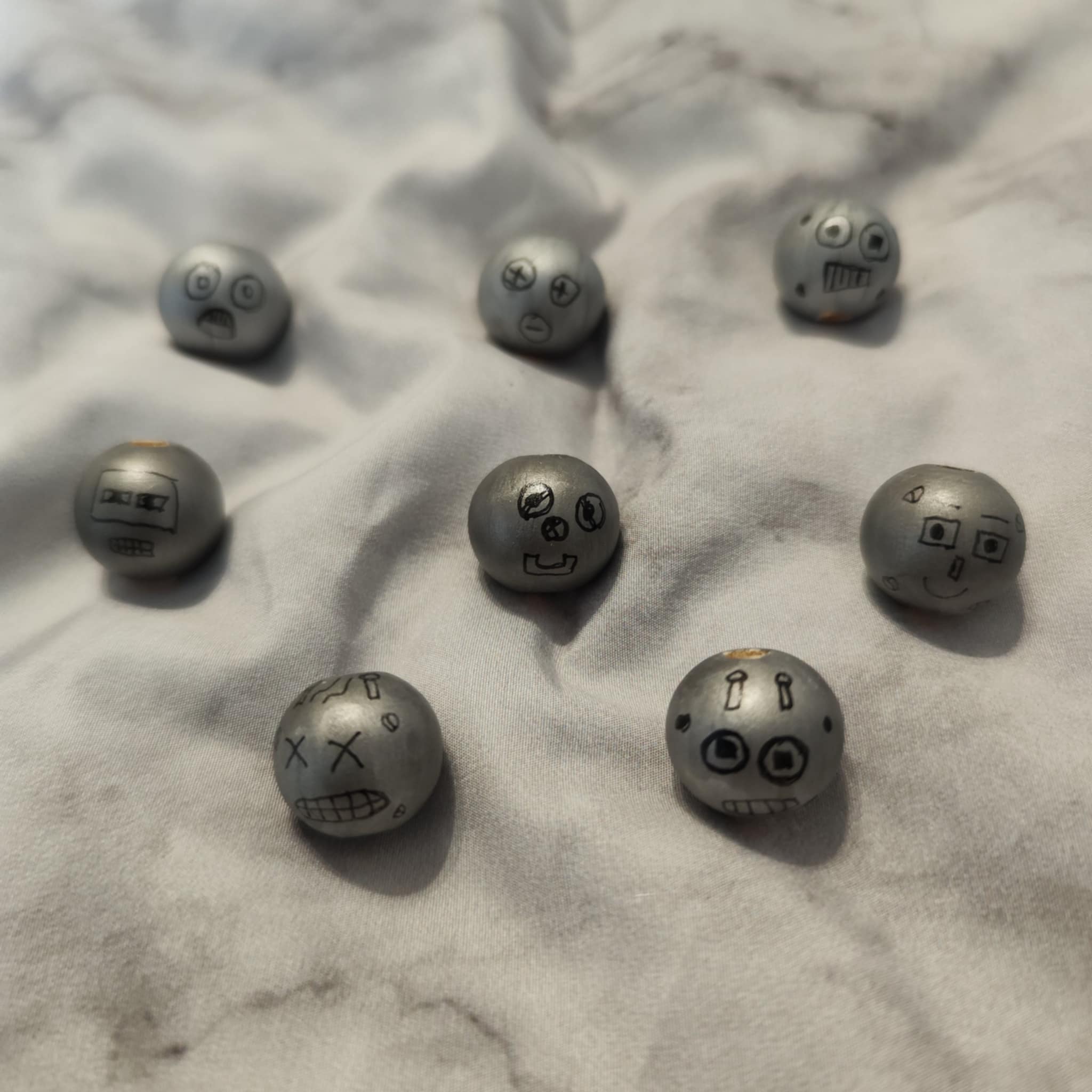 🤖 8er-Set Roboterköpfe – futuristisch, handbemalt & voller Charakter