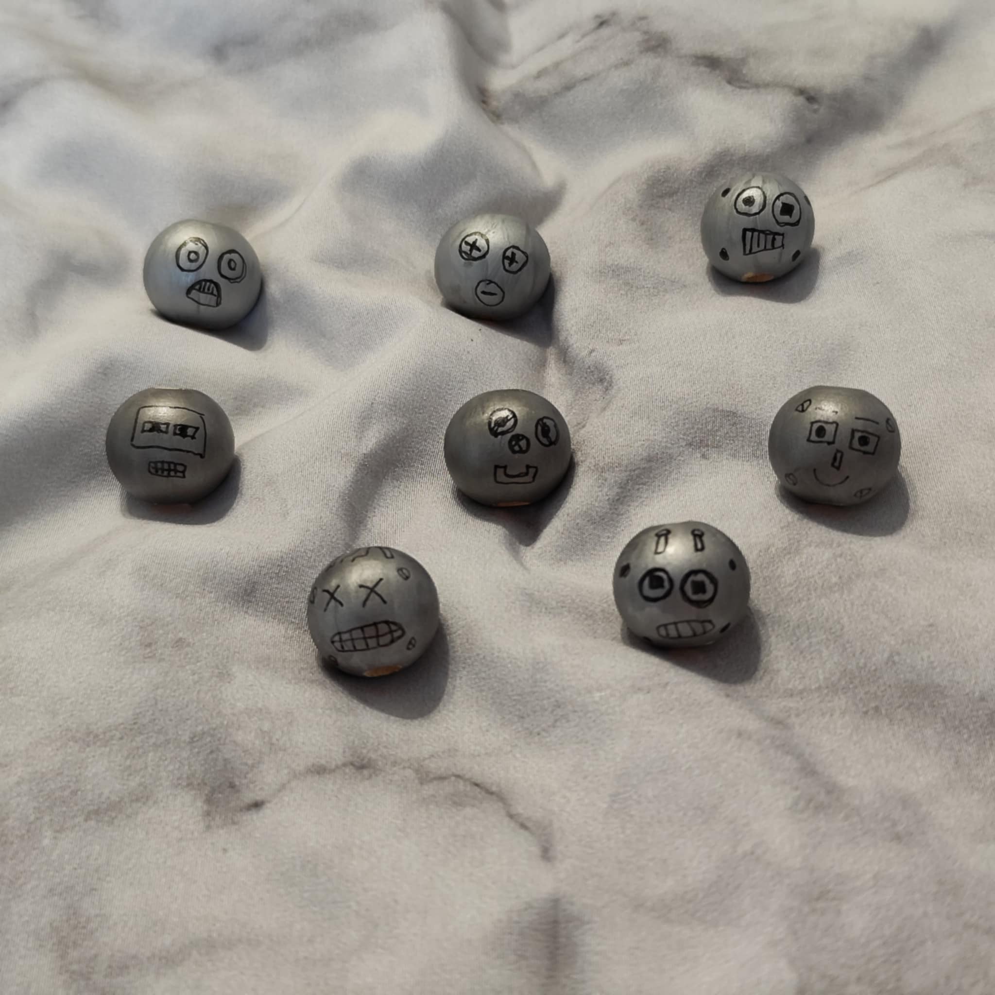 🤖 8er-Set Roboterköpfe – futuristisch, handbemalt & voller Charakter