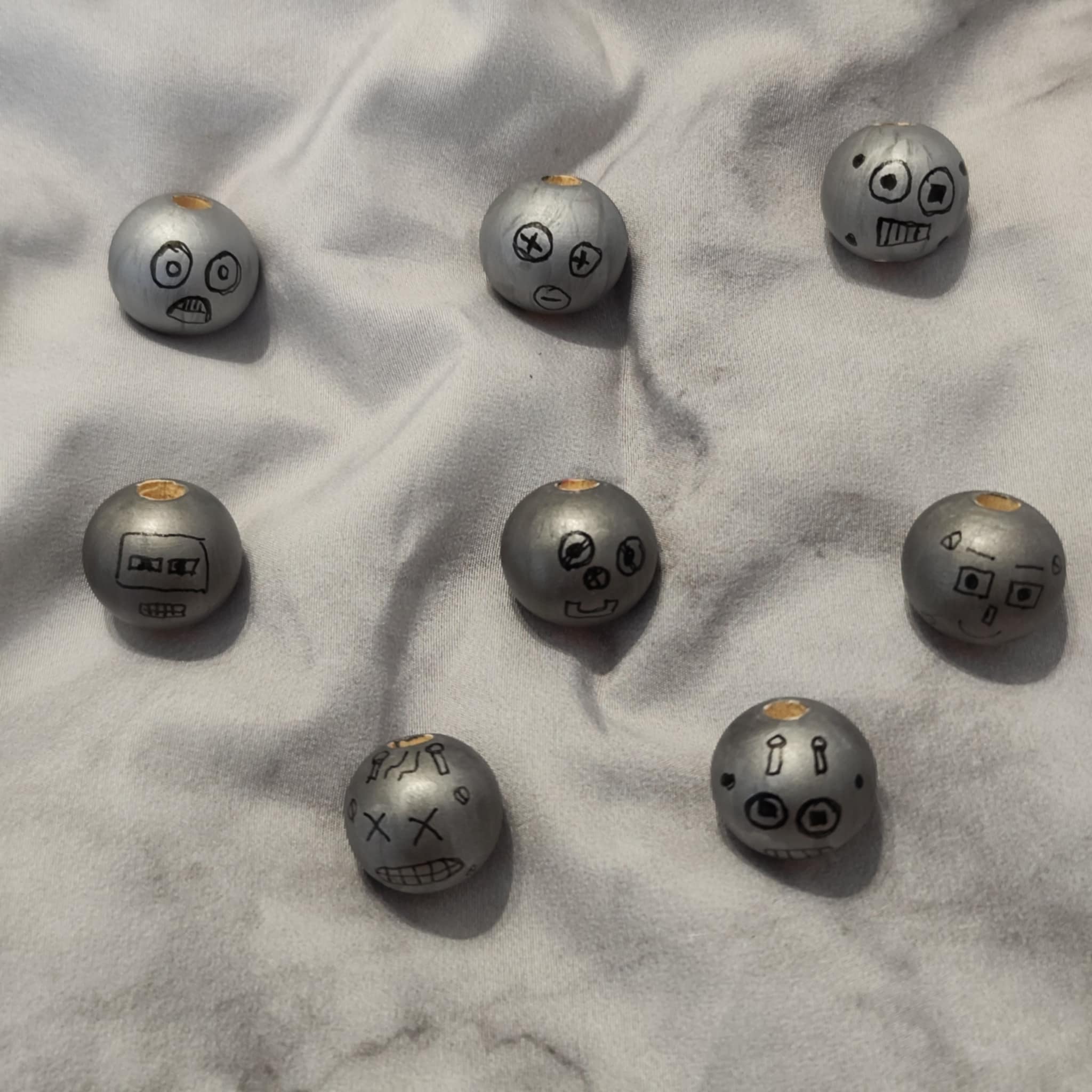 🤖 8er-Set Roboterköpfe – futuristisch, handbemalt & voller Charakter