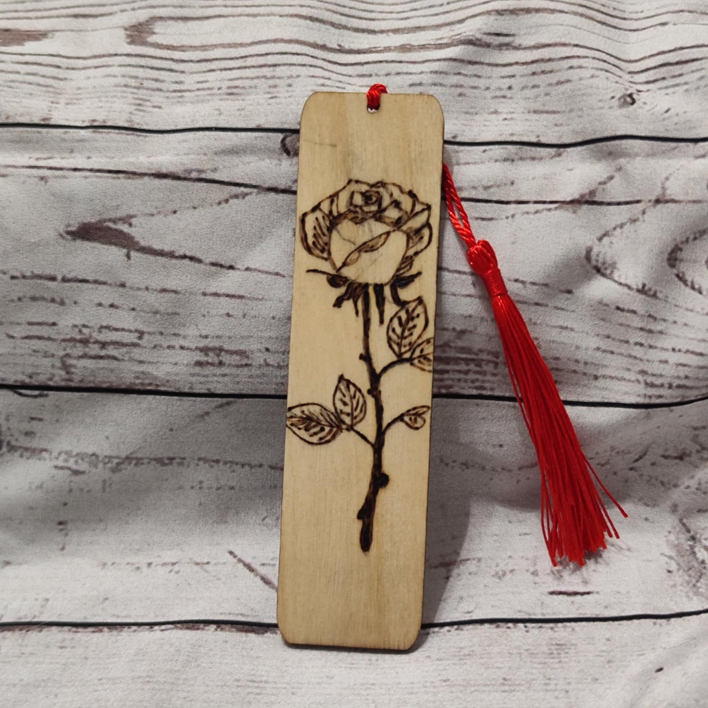 Holz-Lesezeichen mit Brandmalerei – verschiedene Motive (11,8x3 cm)