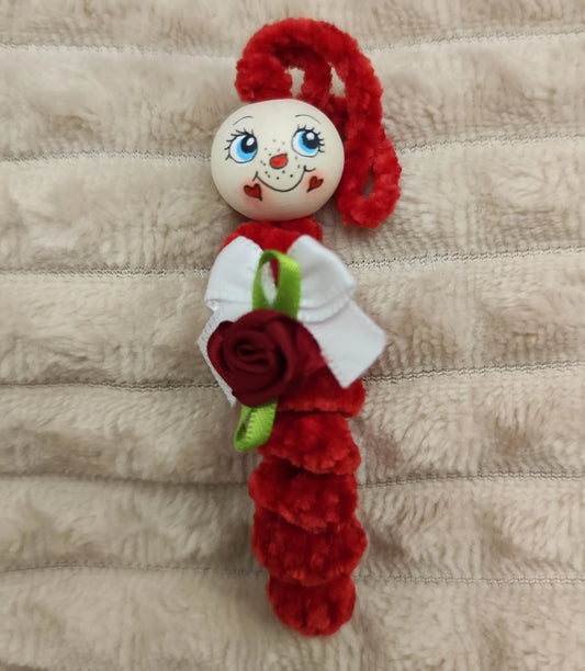 🧶 Herzdame in Rot mit roter Rose – Pure Liebe in Plüschform