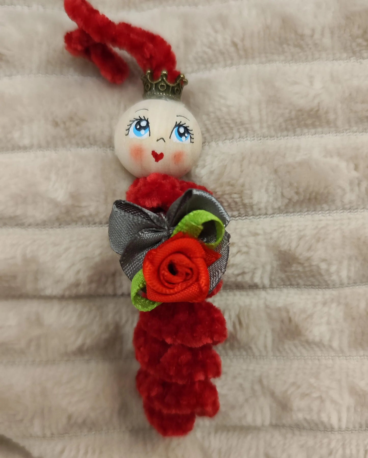 🧶 Heart crown made of red plush – For your queen or king