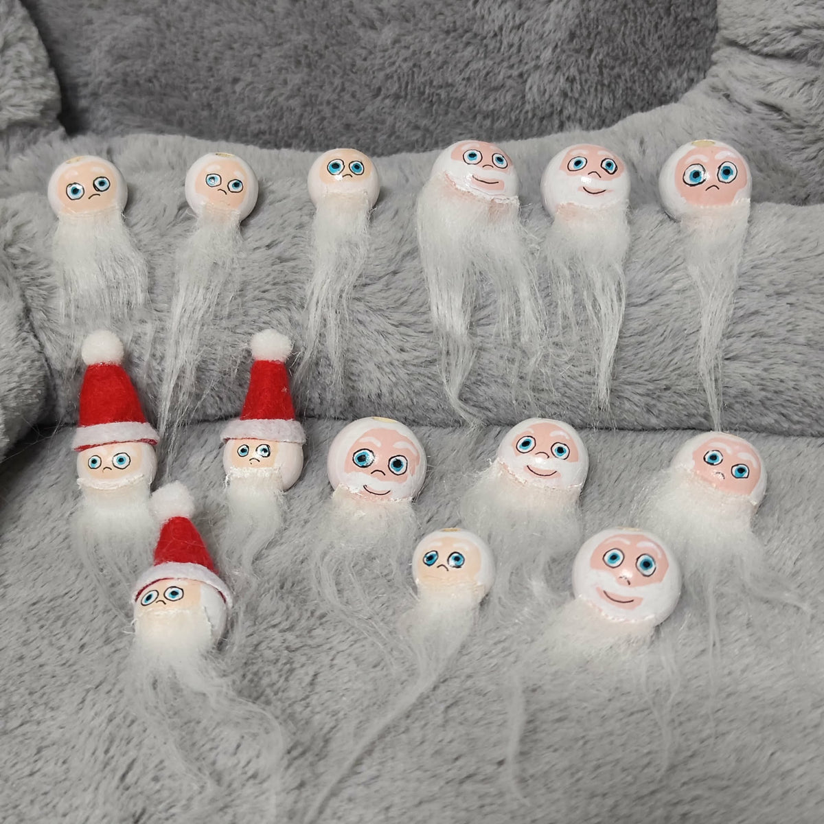 Weihnachtsmann mit Plüschbart – Handbemalte Holzköpfchen | Der flauschigste Santa im Shop