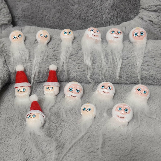 Weihnachtsmann mit Plüschbart – Handbemalte Holzköpfchen | Der flauschigste Santa im Shop