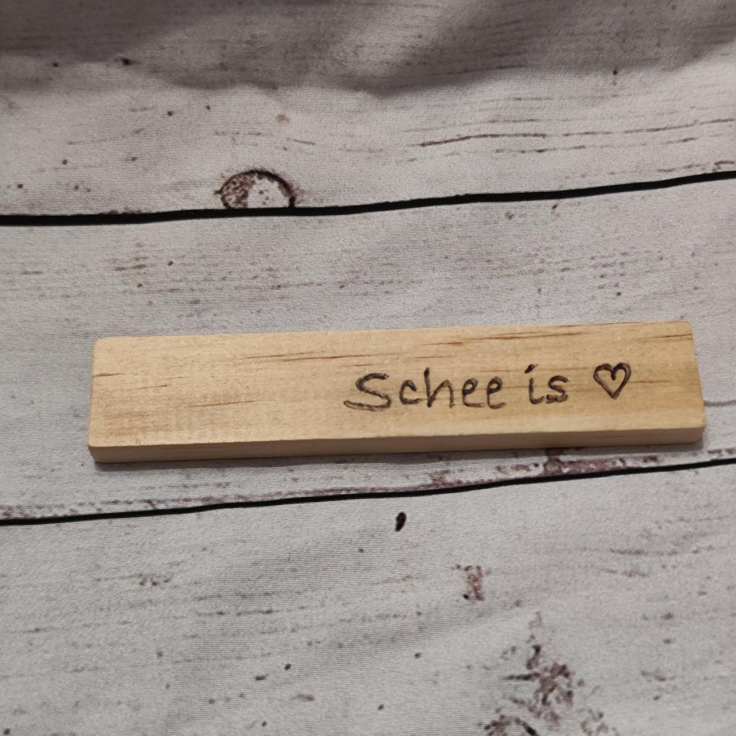 Holzklötzchen mit Brandmalerei – Deko & Geschenkanhänger