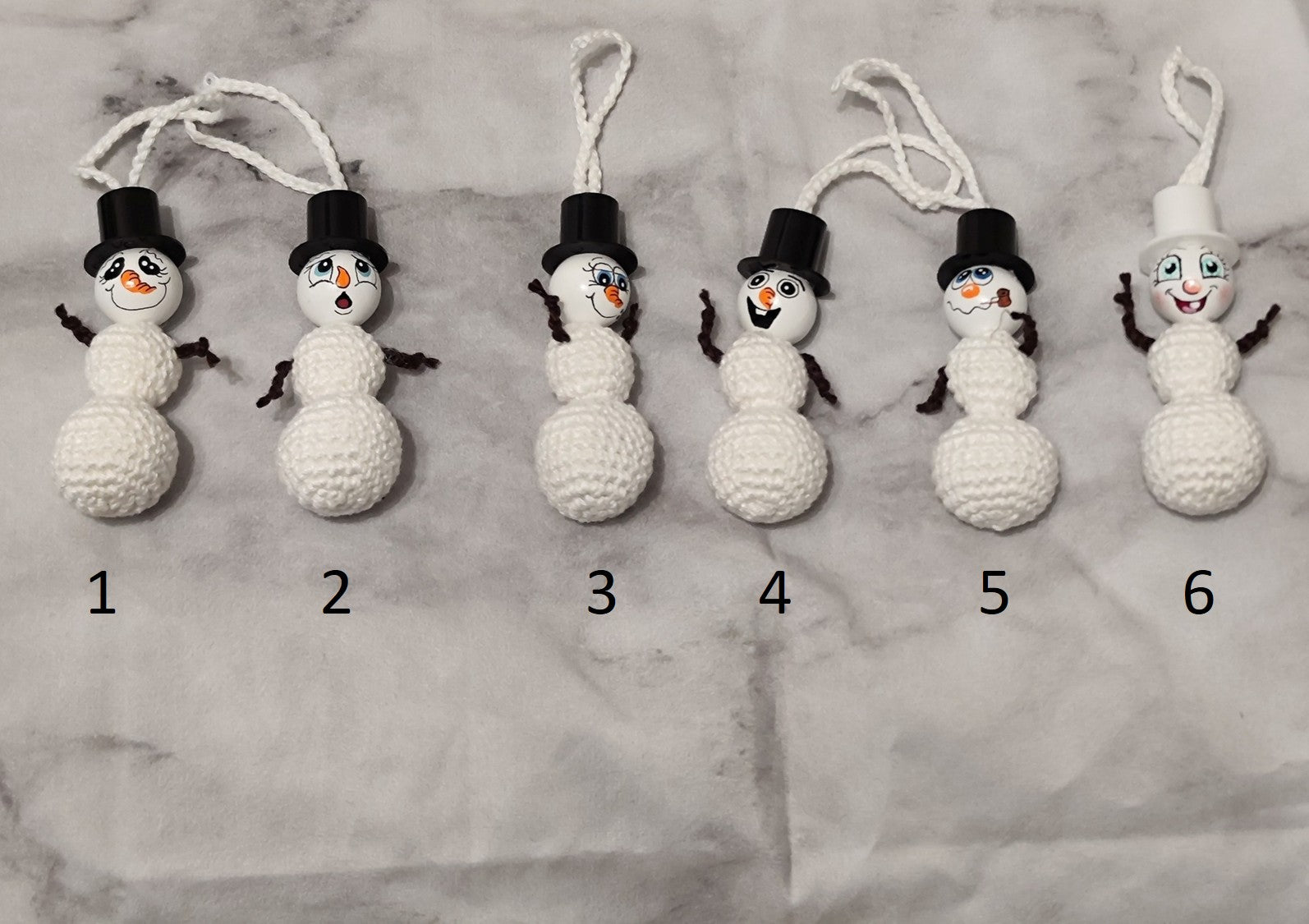 ☃️ Gehäkelter Schneemann – handgemachter Christbaumanhänger mit Zylinder