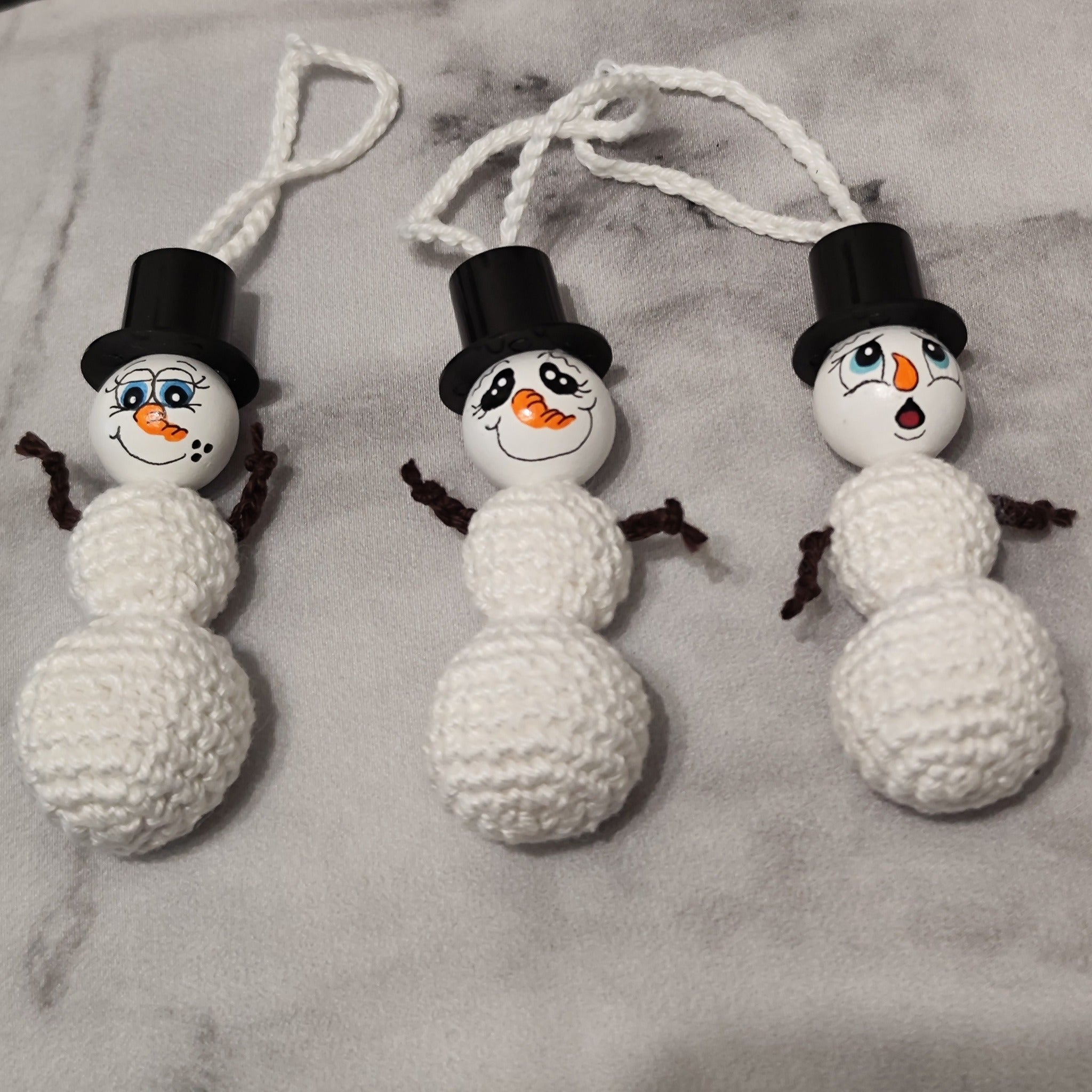 ☃️ Gehäkelter Schneemann – handgemachter Christbaumanhänger mit Zylinder