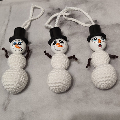 ☃️ Gehäkelter Schneemann – handgemachter Christbaumanhänger mit Zylinder