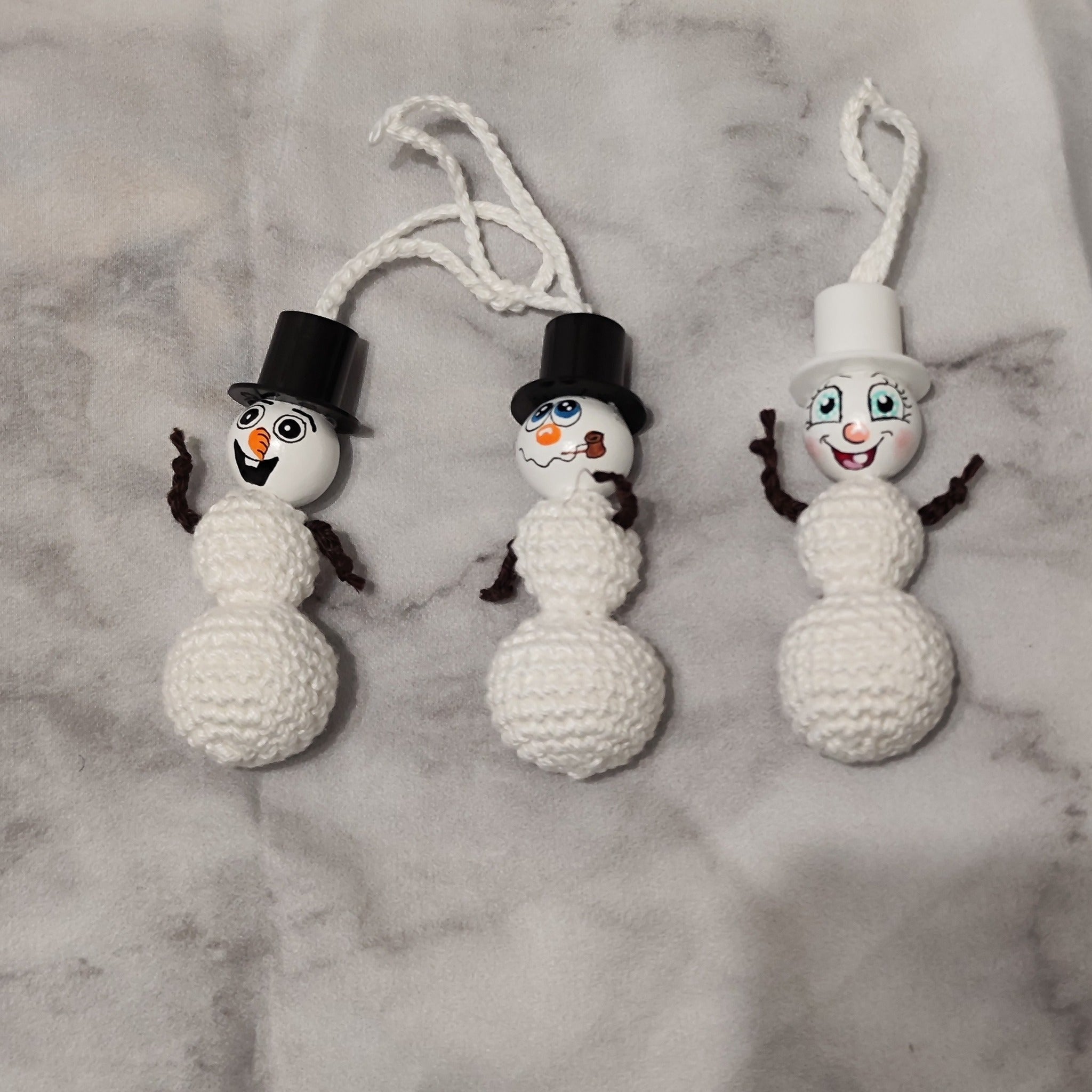 ☃️ Gehäkelter Schneemann – handgemachter Christbaumanhänger mit Zylinder