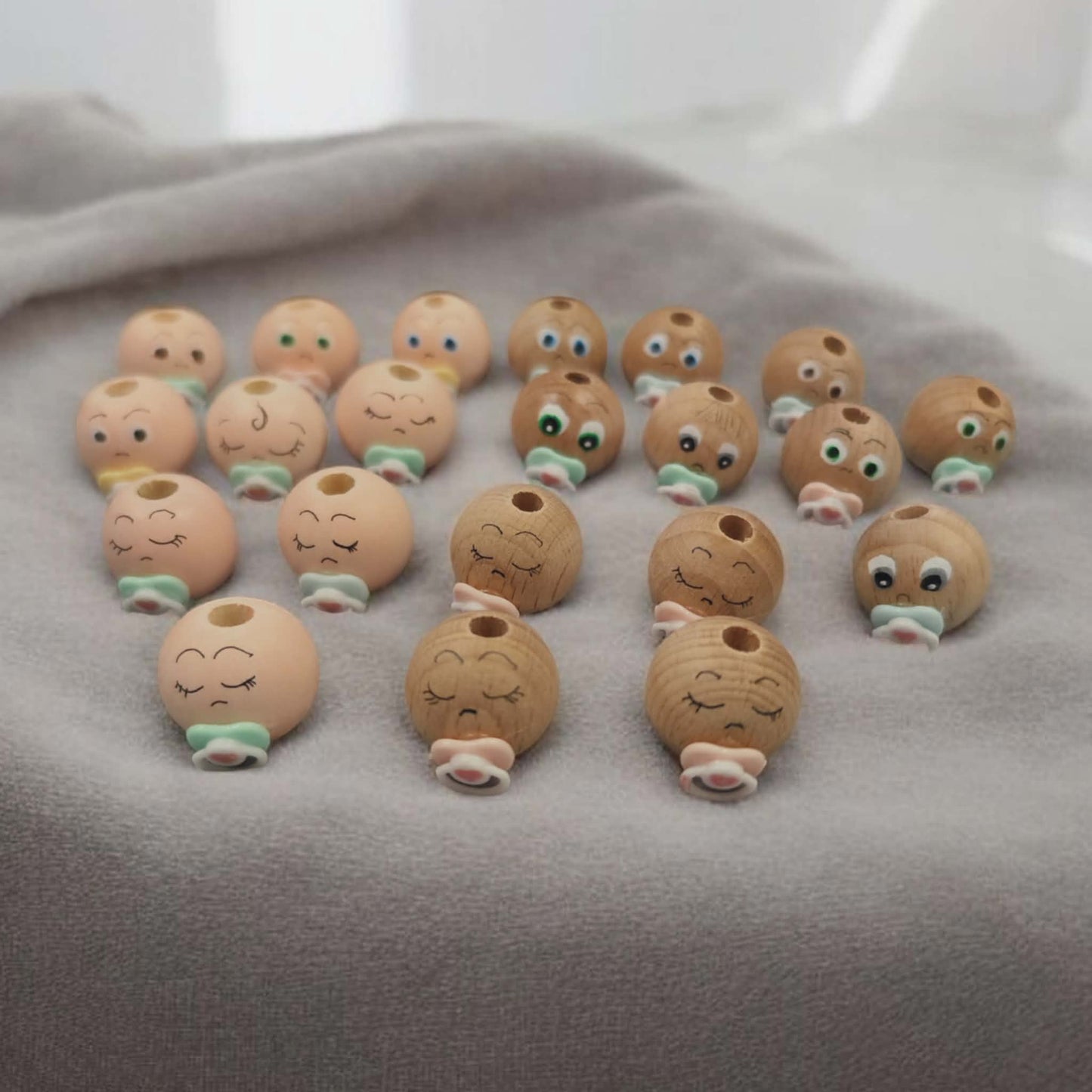 Nachschub! Handbemalte Baby-Holzköpfchen (2 cm) mit Schnuller