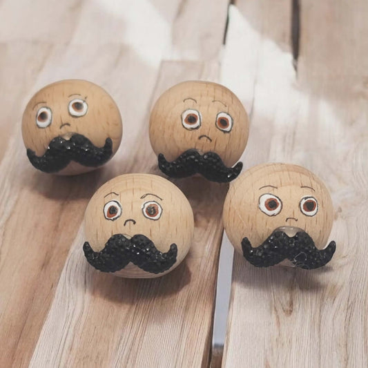 Holzköpfchen 2 cm mit schwarzem Schnurrbart – Für echte Gentlemen! 🎩👨