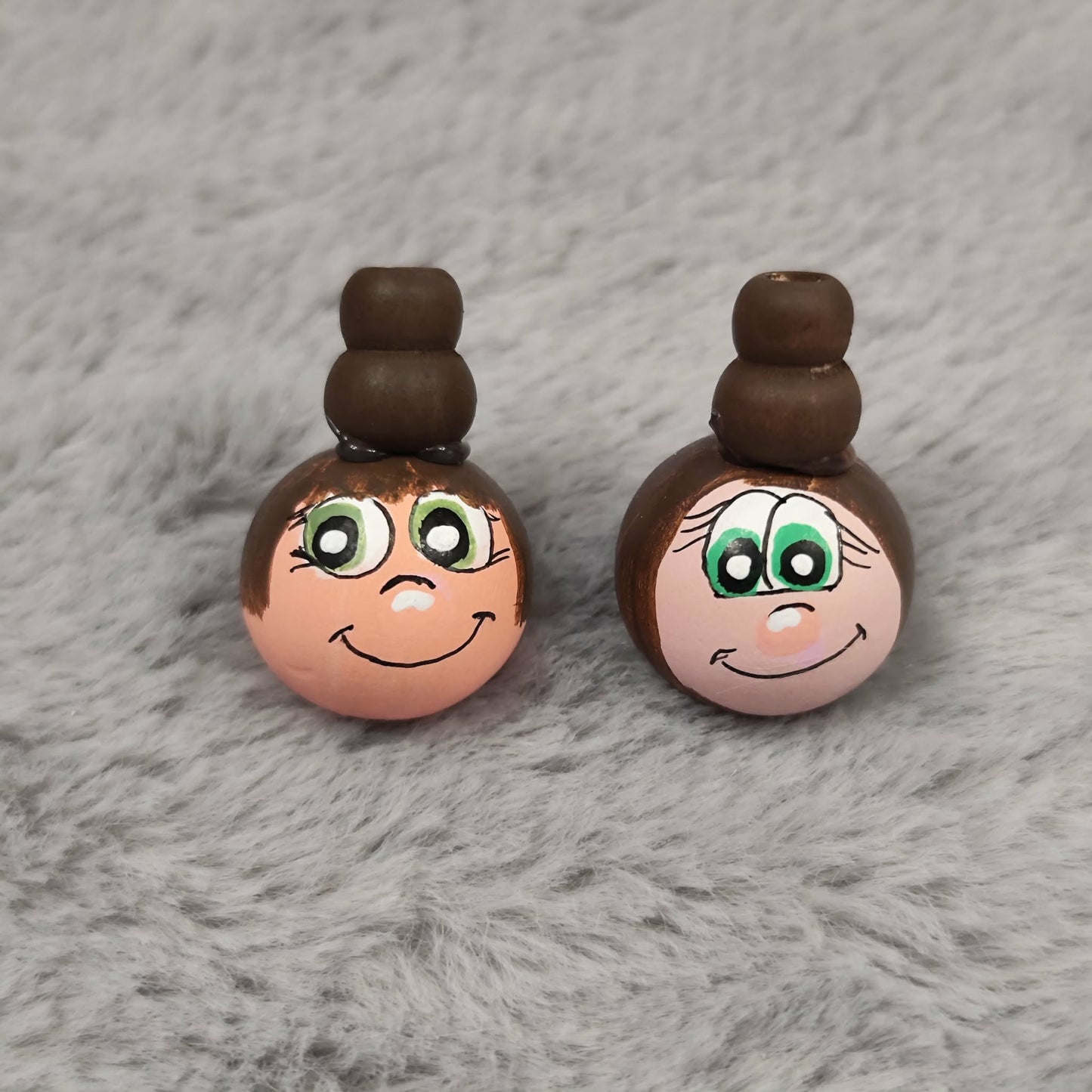 Schräge Frisuren – Handbemalte Holzköpfchen | 2 cm | Charakterköpfe für Sorgenwürmchen & Bastelprojekte