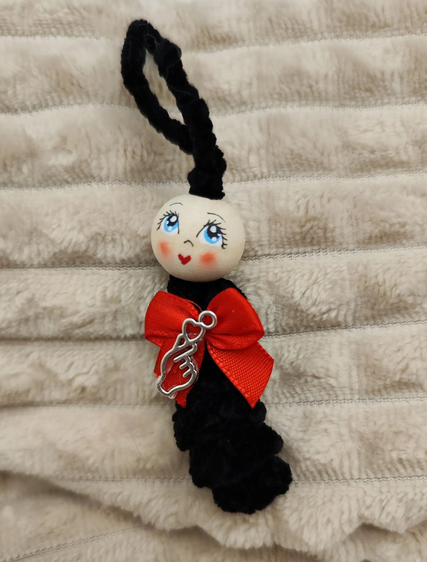 🧶 Black plush queen of hearts – style meets feeling