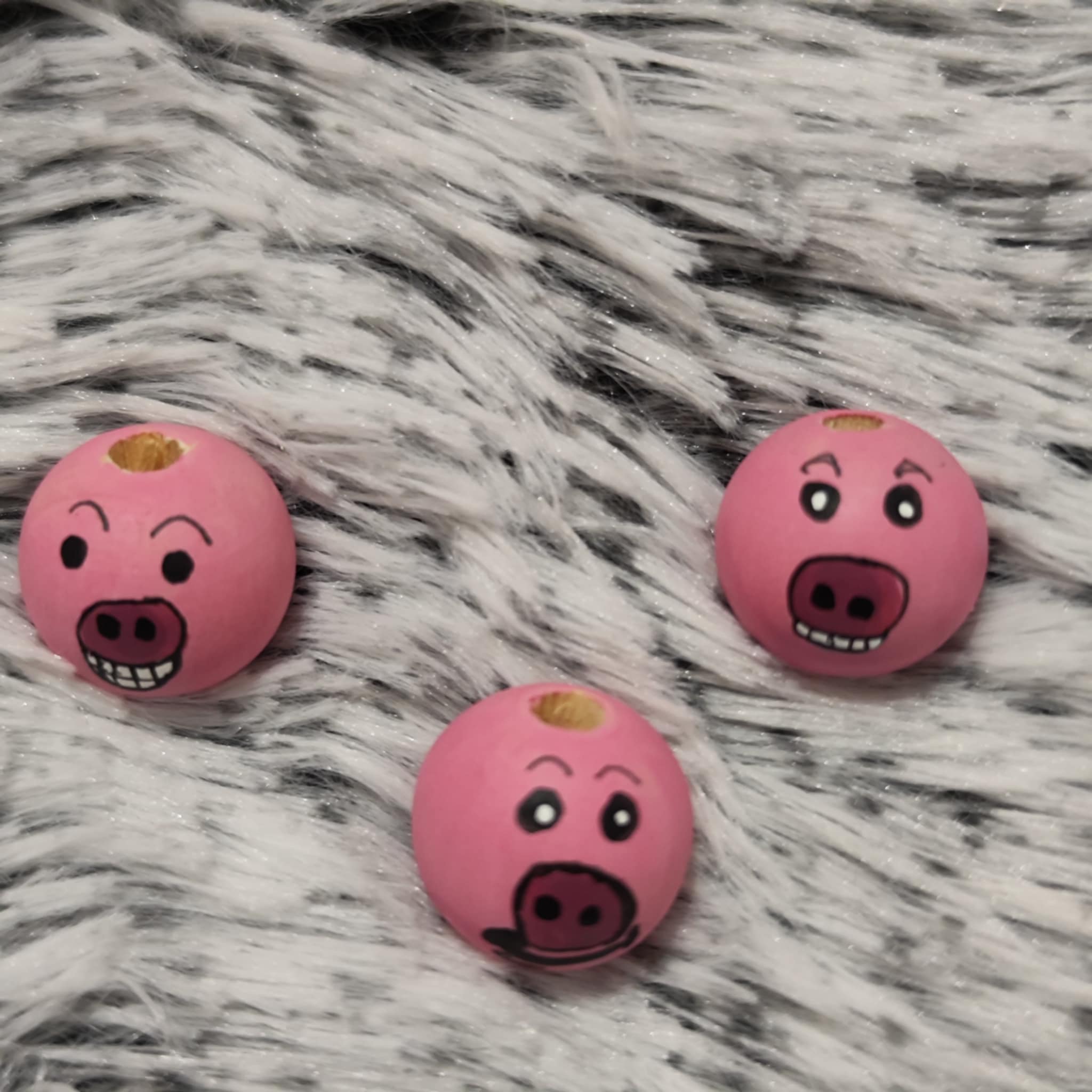 Schweinchen 3er-Set – handbemalte Holzköpfchen mit rosa Schnauze, 2 cm