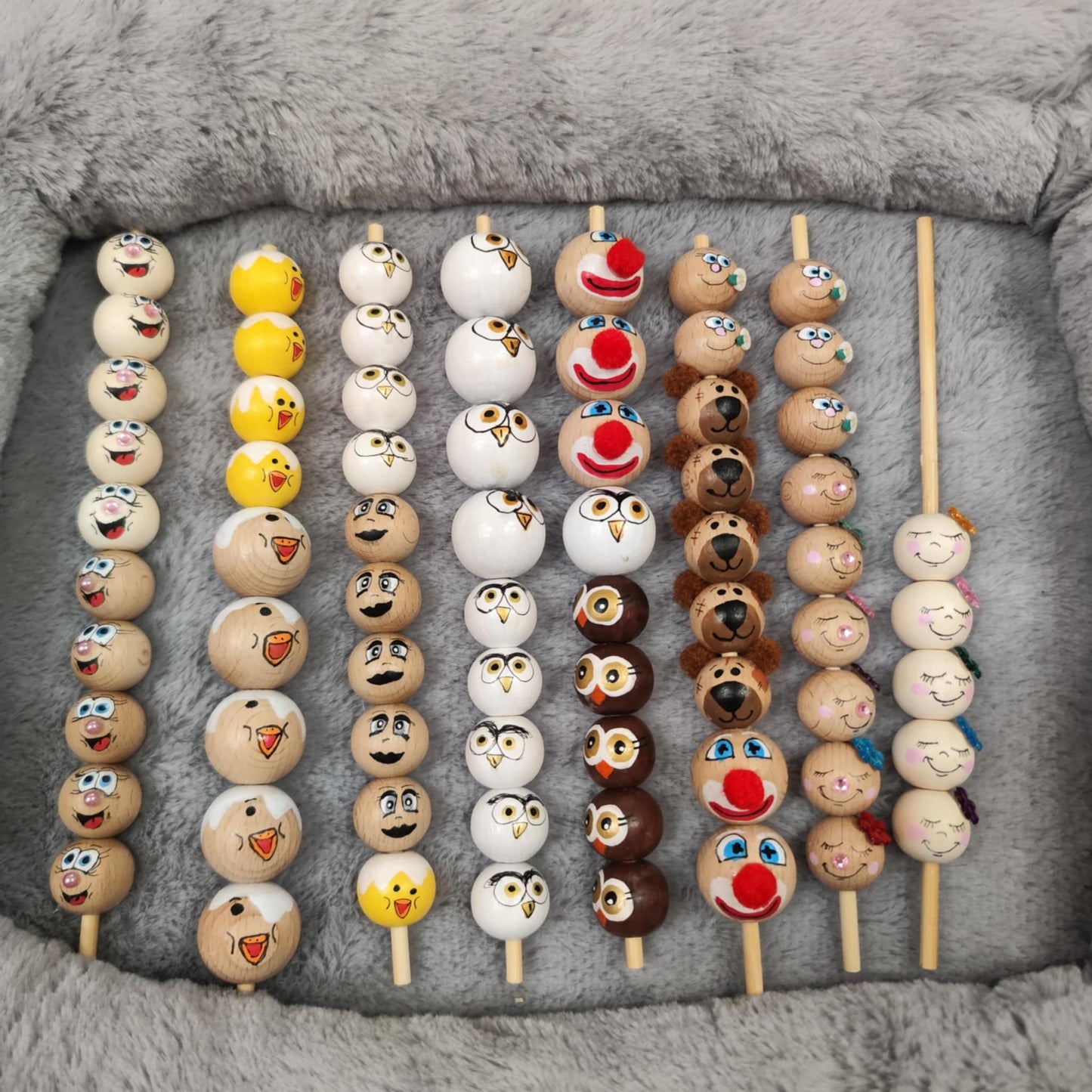 Diverse Patch-Bär Köpfchen aus Holz – handbemalt mit flauschigen Pompon-Ohren