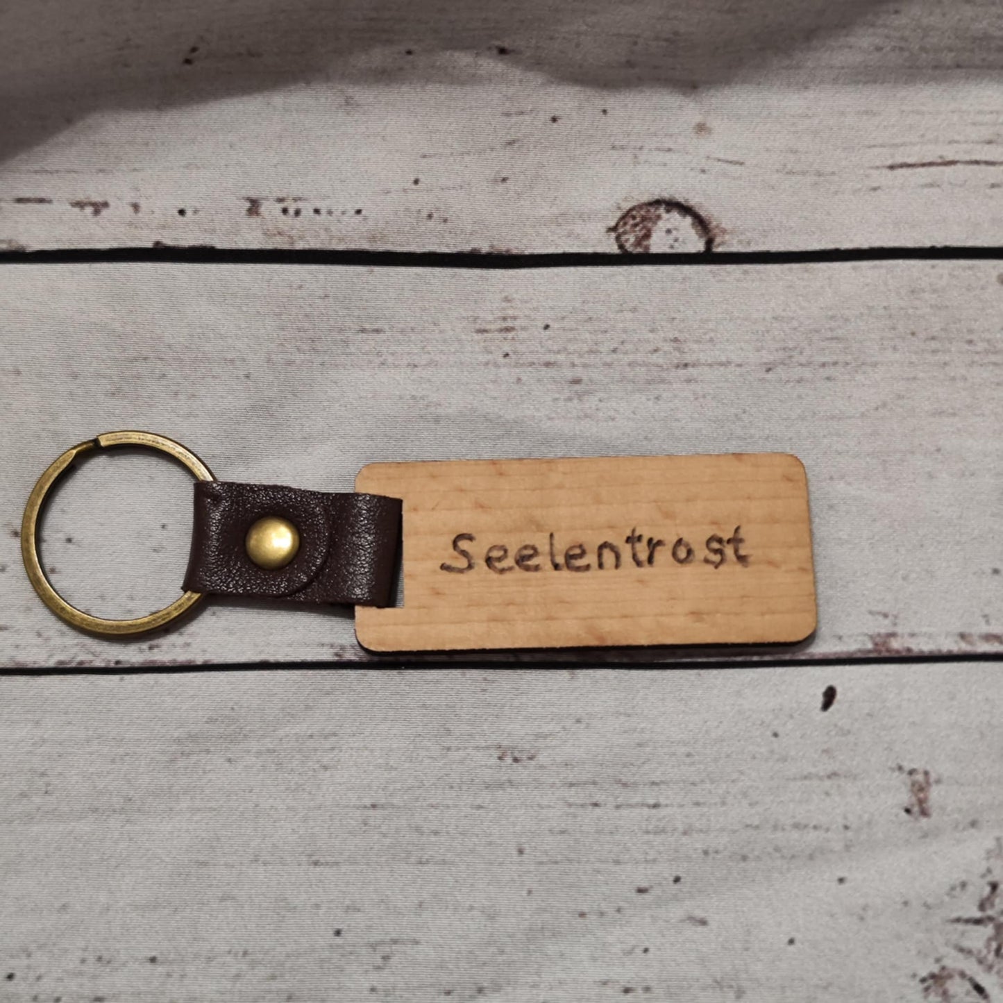 Schlüsselanhänger aus Holz mit Brandmalerei – personalisierbar