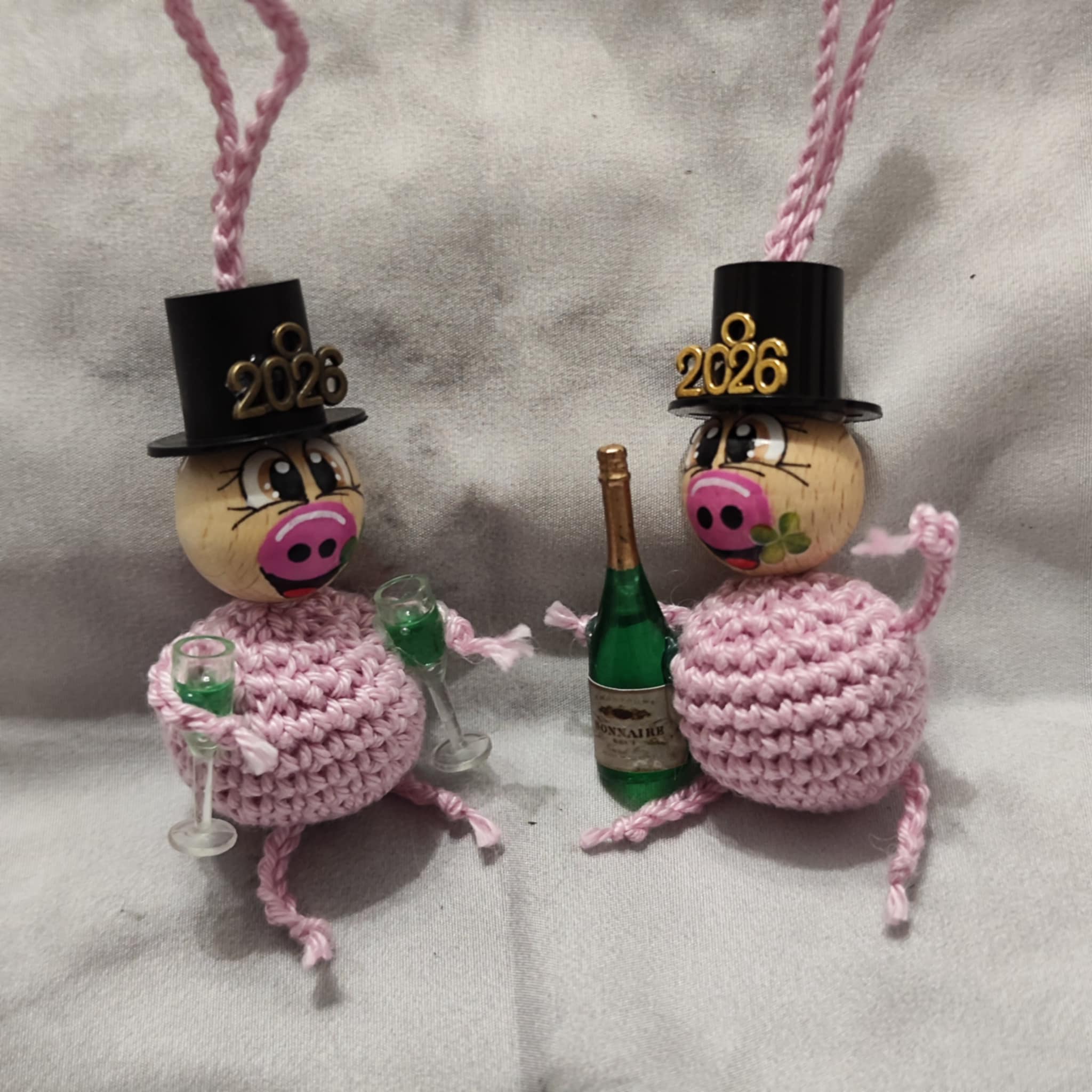 Set 1: Feierndes Schweinchen-Paar – gehäkelte Silvester Glücksbringer mit Sektflasche & Gläsern