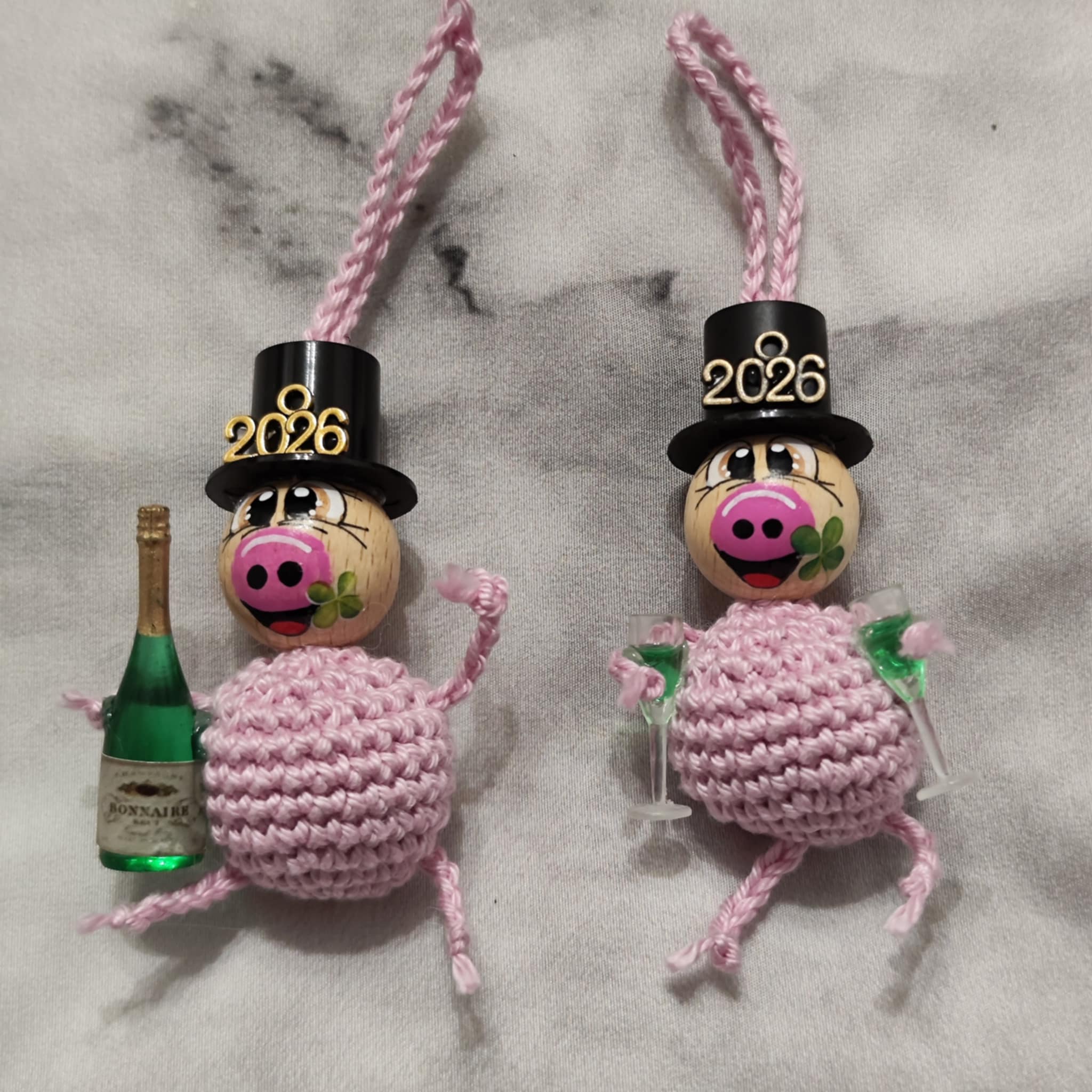Set 1: Feierndes Schweinchen-Paar – gehäkelte Silvester Glücksbringer mit Sektflasche & Gläsern