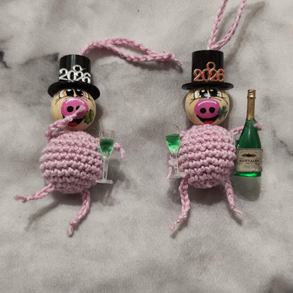 Set 2: Feierndes Schweinchen-Paar – gehäkelte Silvester Glücksbringer mit Sektflasche & Gläsern (Kopie)