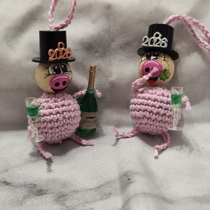 Set 2: Feierndes Schweinchen-Paar – gehäkelte Silvester Glücksbringer mit Sektflasche & Gläsern (Kopie)