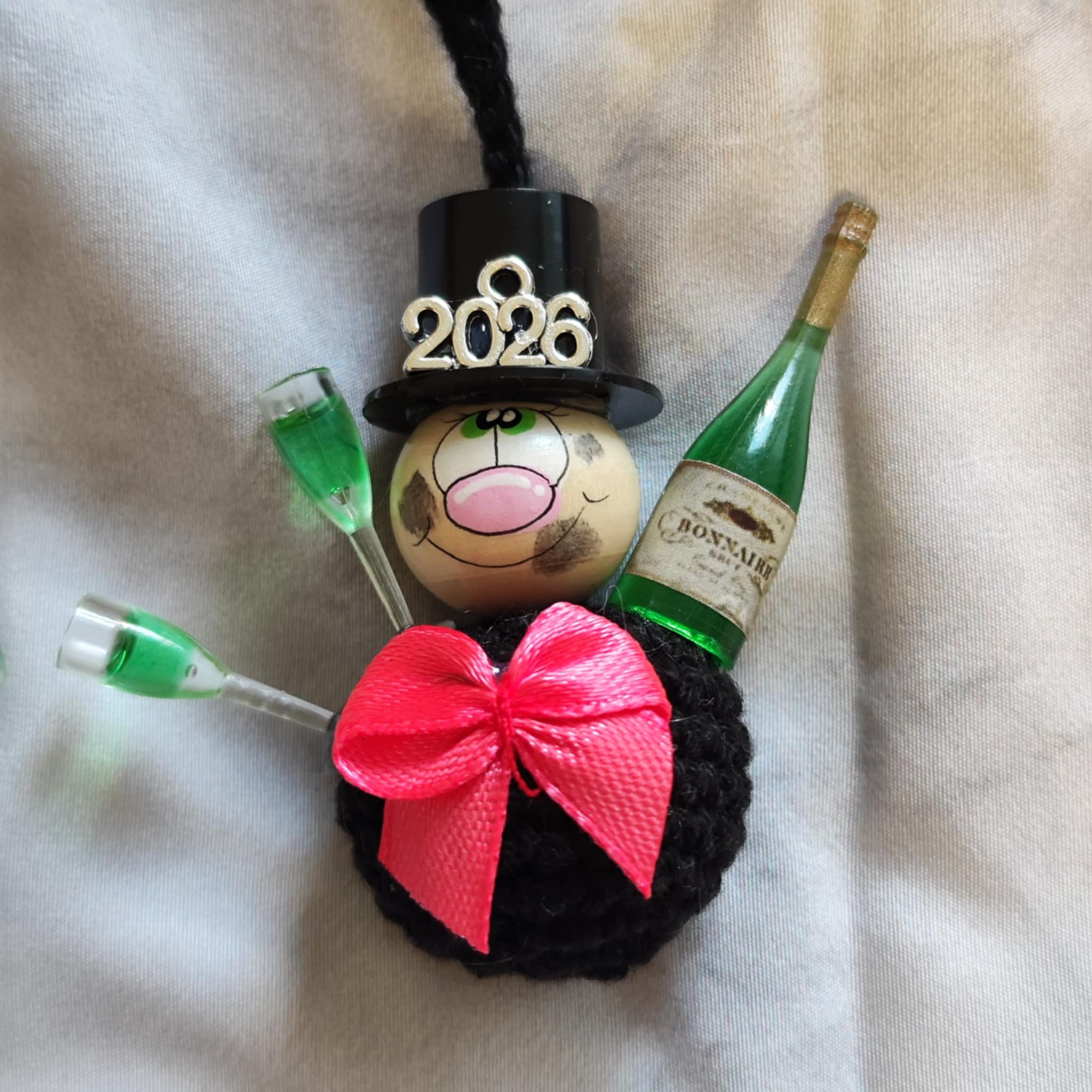 Rauchfangkehrer mit Sektflasche & Gläsern – rundes Sorgenwürmchen als Silvester-Deko