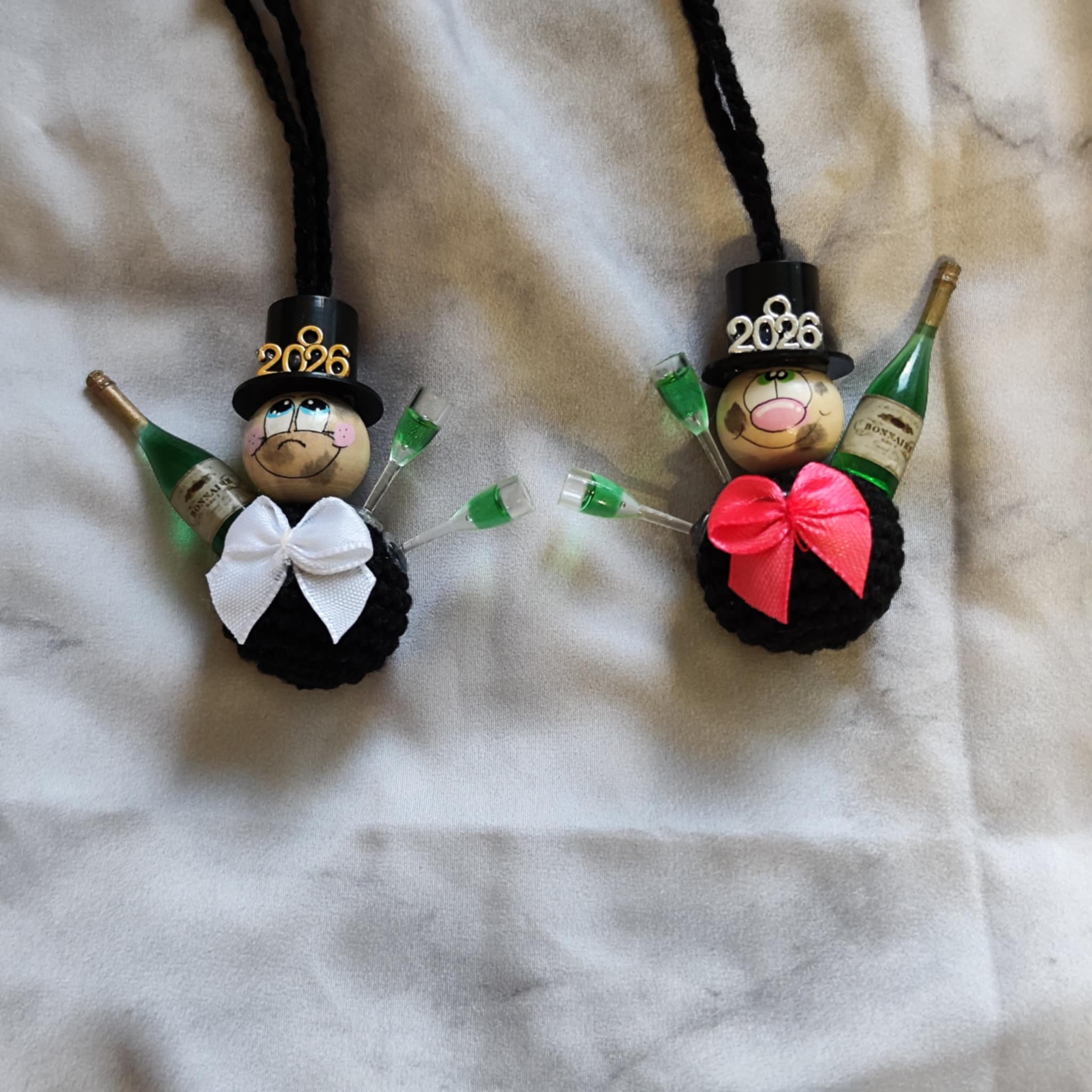 Rauchfangkehrer mit Sektflasche & Gläsern – rundes Sorgenwürmchen als Silvester-Deko
