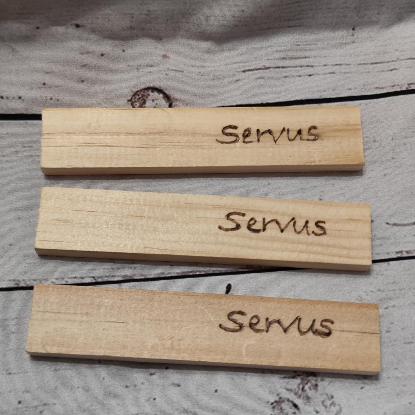 Holzklötzchen mit Brandmalerei – Deko & Geschenkanhänger