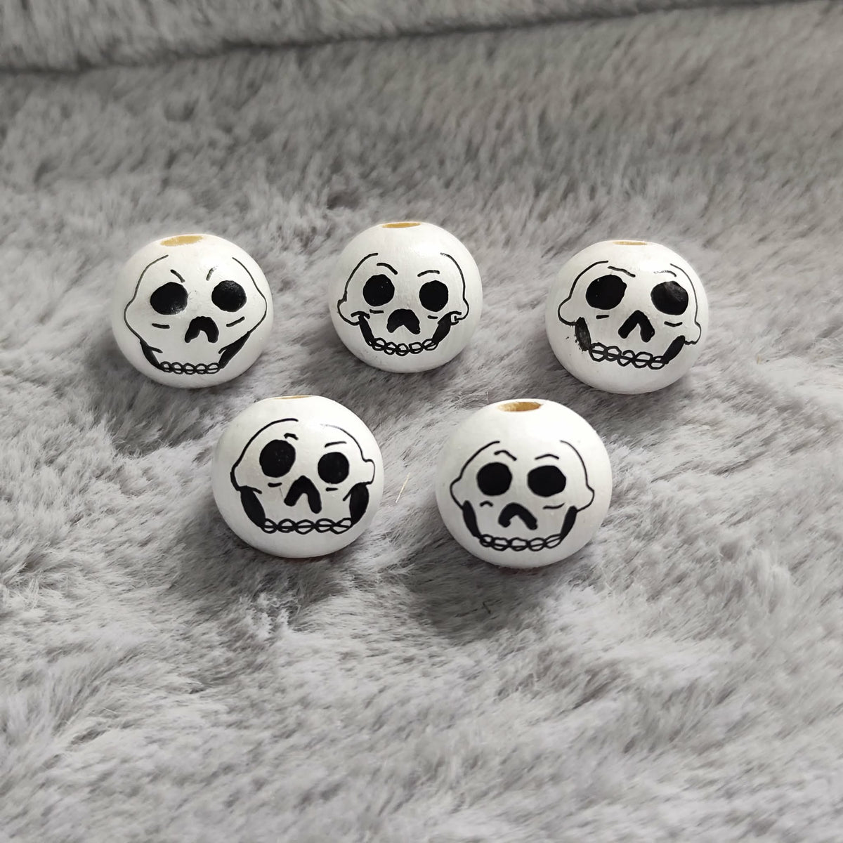 Totenkopf – Handbemalte Holzköpfchen | 2 cm & 2,5 cm | Für alle die auf der dunklen Seite basteln