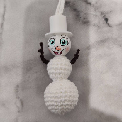☃️ Gehäkelter Schneemann – handgemachter Christbaumanhänger mit Zylinder