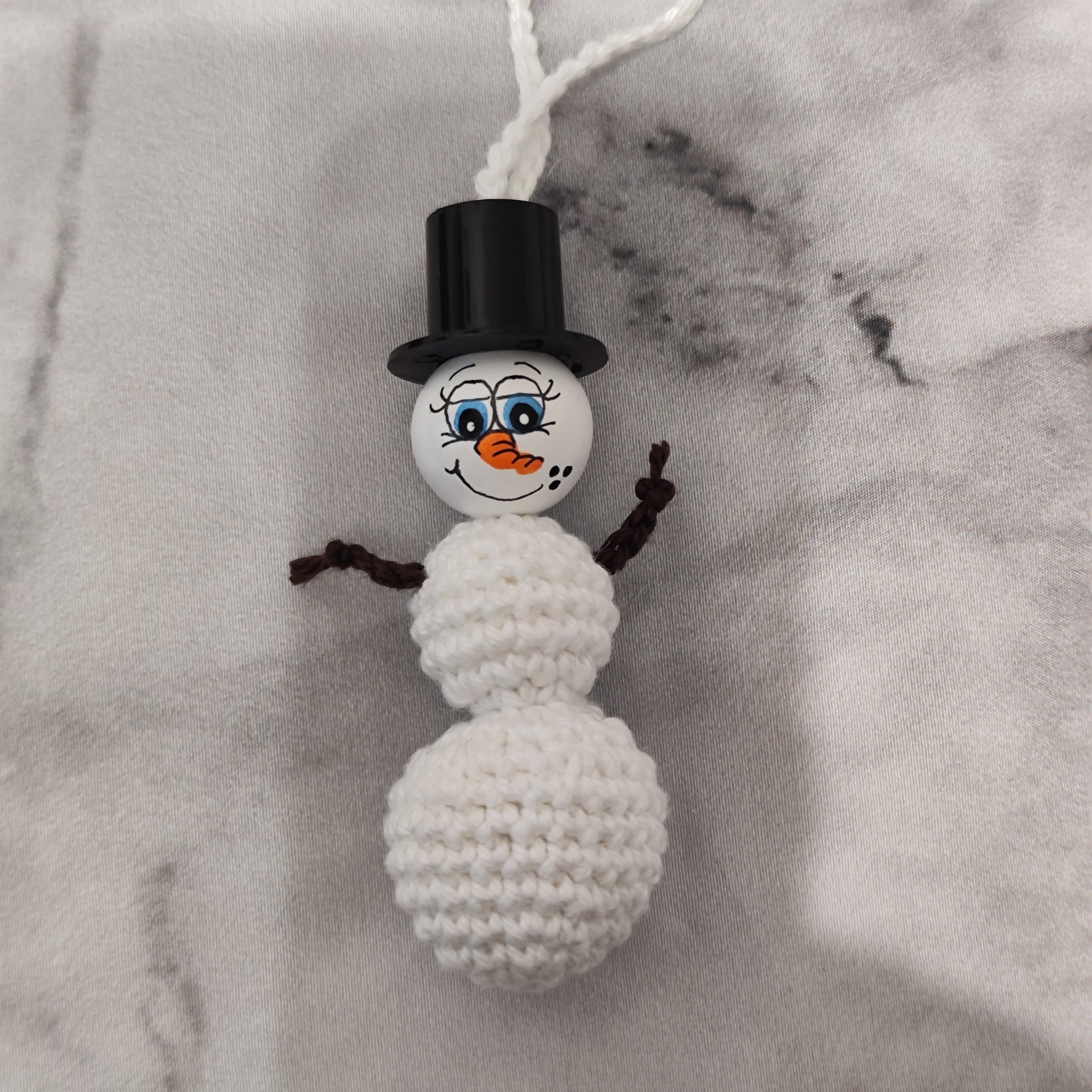 ☃️ Gehäkelter Schneemann – handgemachter Christbaumanhänger mit Zylinder