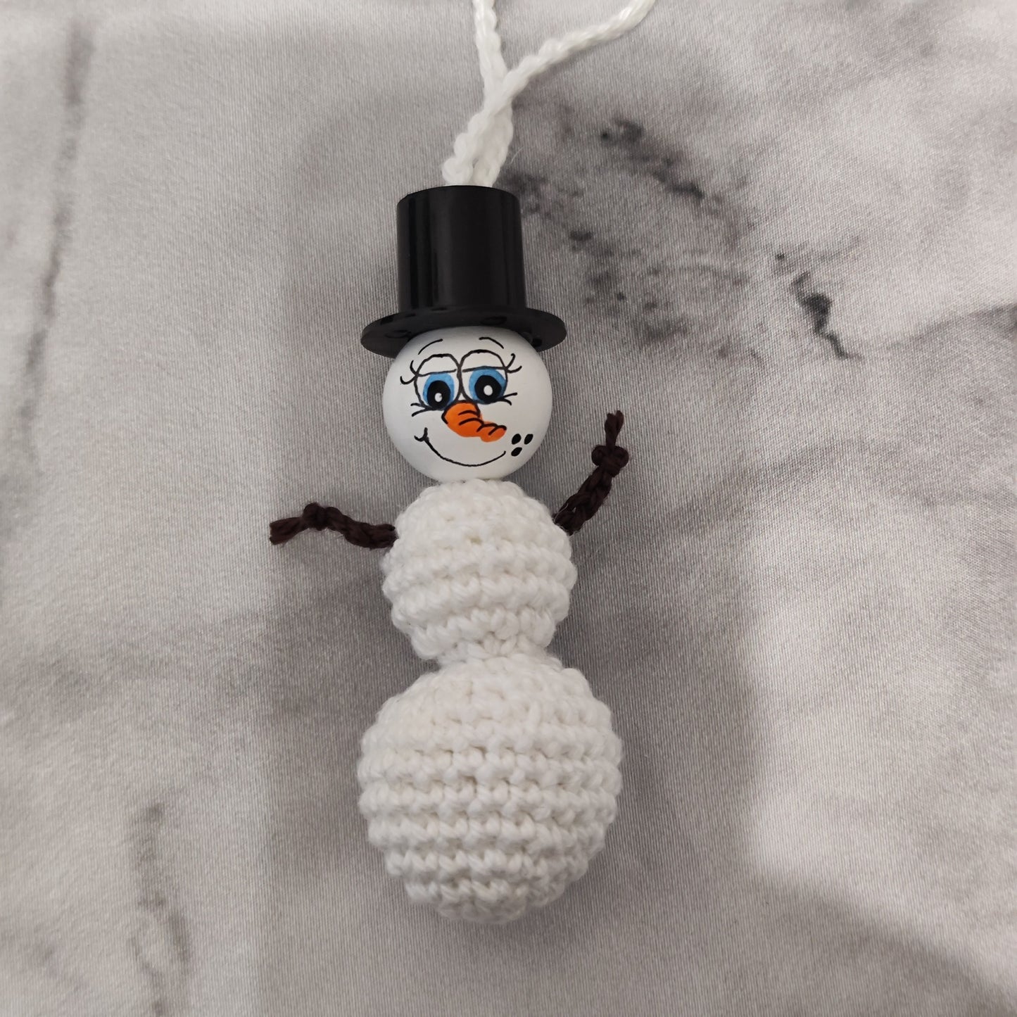 ☃️ Gehäkelter Schneemann – handgemachter Christbaumanhänger mit Zylinder