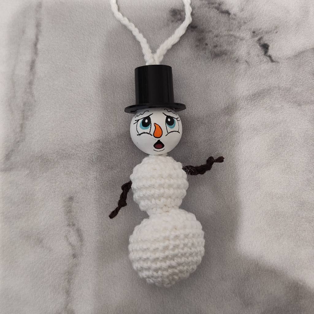 ☃️ Gehäkelter Schneemann – handgemachter Christbaumanhänger mit Zylinder
