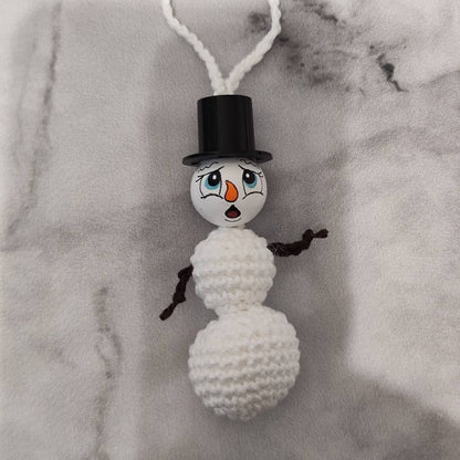 ☃️ Gehäkelter Schneemann – handgemachter Christbaumanhänger mit Zylinder