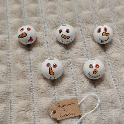 Schneemann-Köpfchen 5er-Set – handbemalte Holzköpfe mit braunen Augen, 2 cm