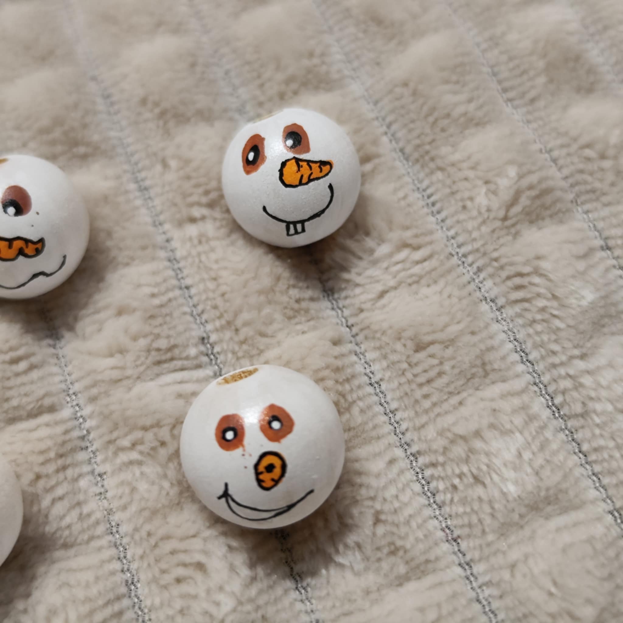 Schneemann-Köpfchen 5er-Set – handbemalte Holzköpfe mit braunen Augen, 2 cm