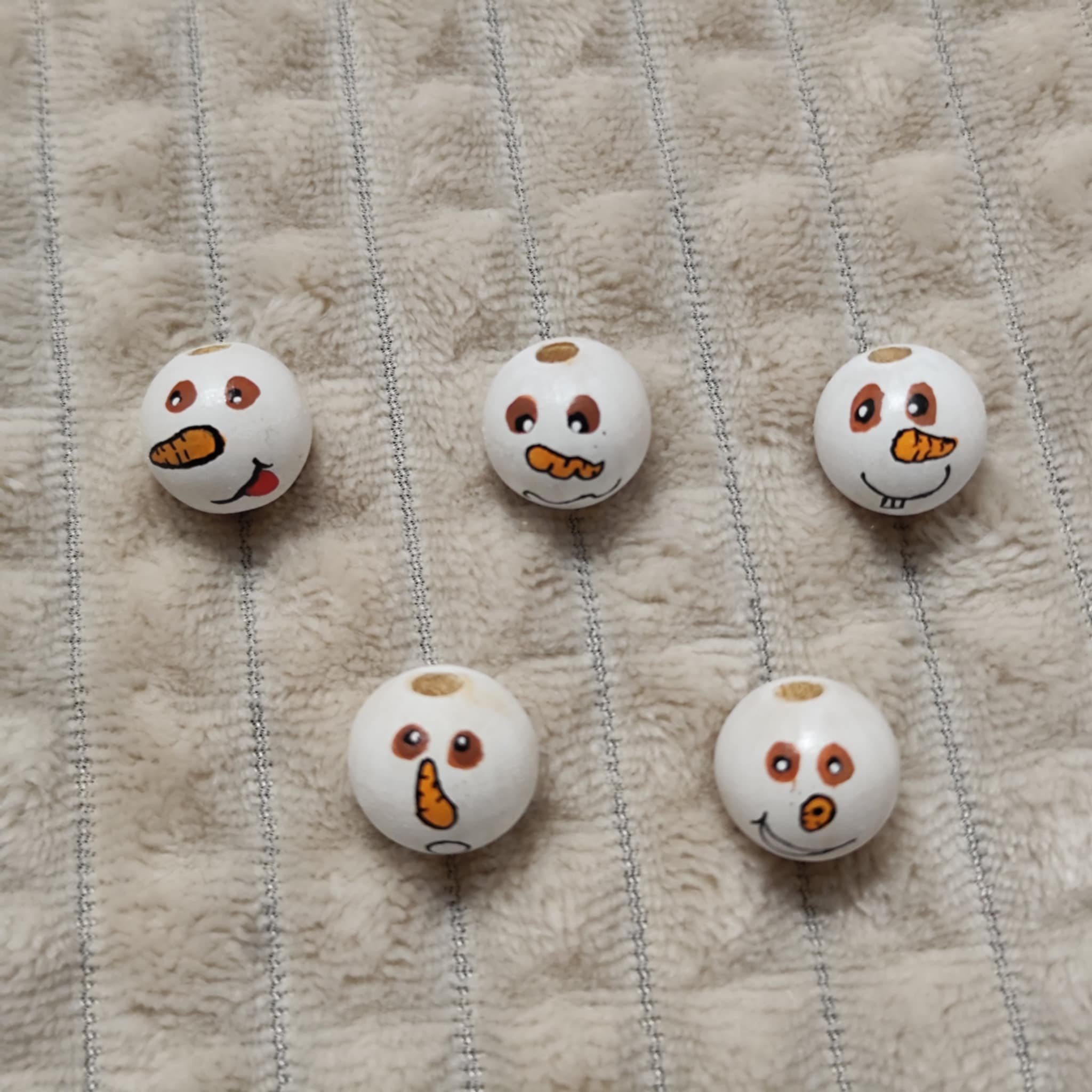 Schneemann-Köpfchen 5er-Set – handbemalte Holzköpfe mit braunen Augen, 2 cm